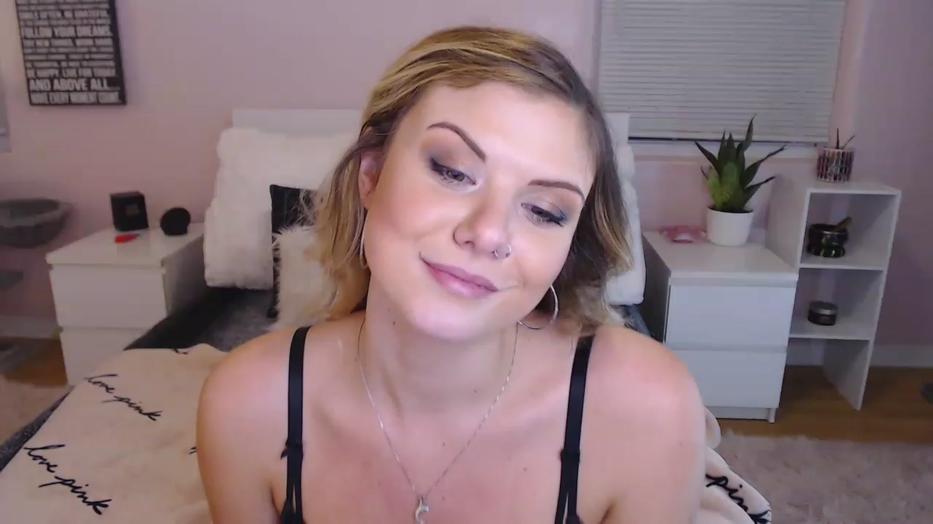 Gallery image thumbnail from Maddz_Jo's myfreecams stream on, 05/19/2023, 06:08 image 8 of 20