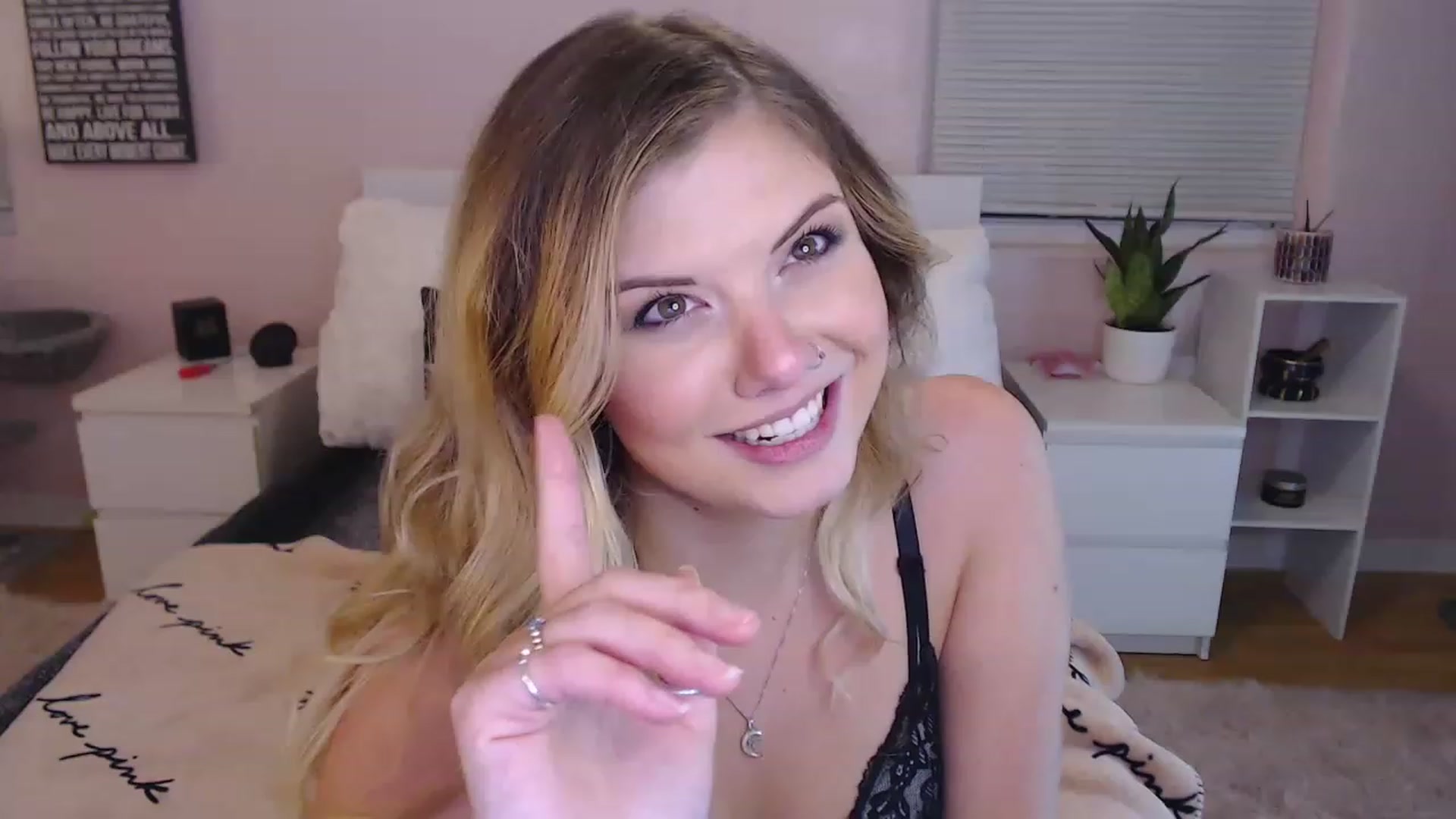 Gallery image thumbnail from Maddz_Jo's myfreecams stream on, 05/19/2023, 06:08 image 12 of 20