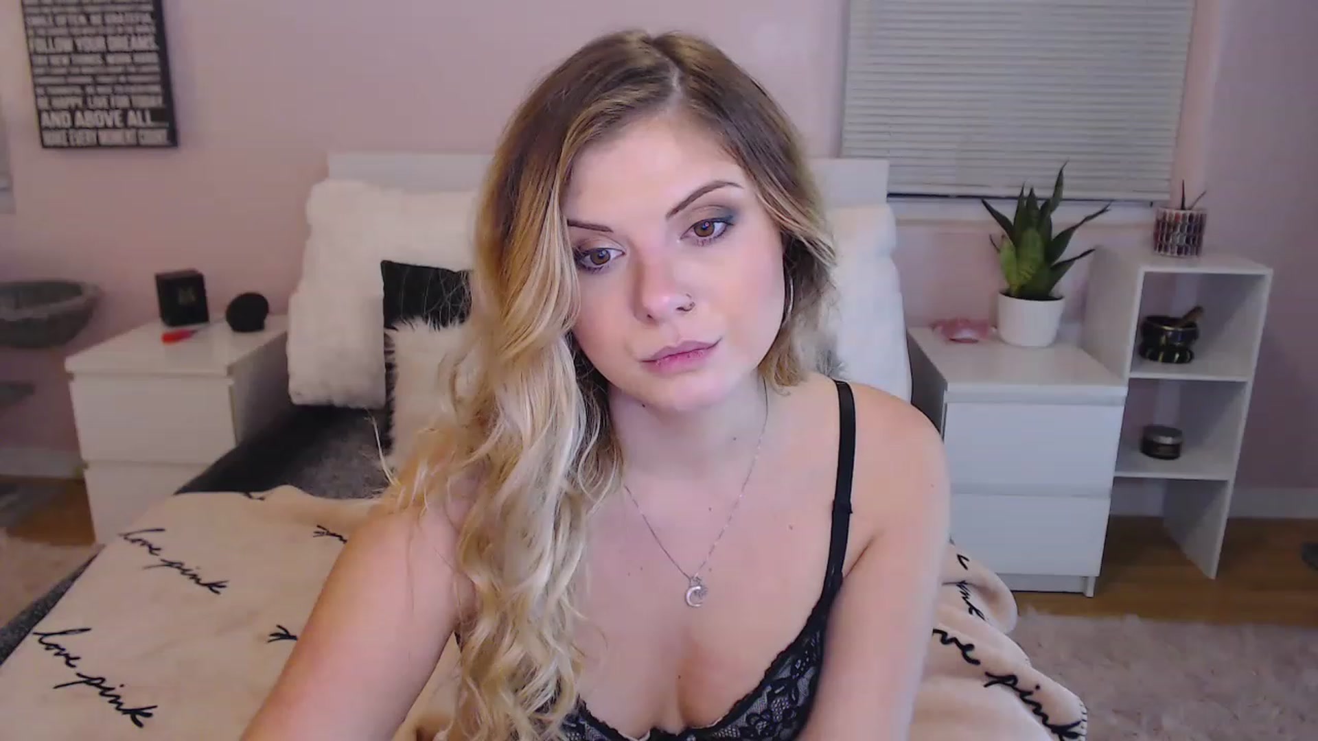 Gallery image thumbnail from Maddz_Jo's myfreecams stream on, 05/19/2023, 06:08 image 18 of 20