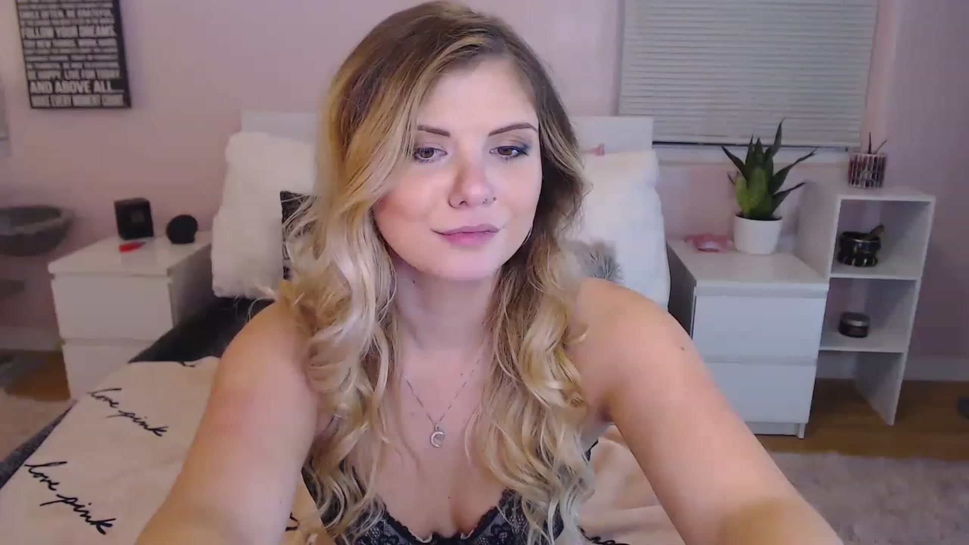 Gallery image thumbnail from Maddz_Jo's myfreecams stream on, 05/19/2023, 06:08 image 14 of 20