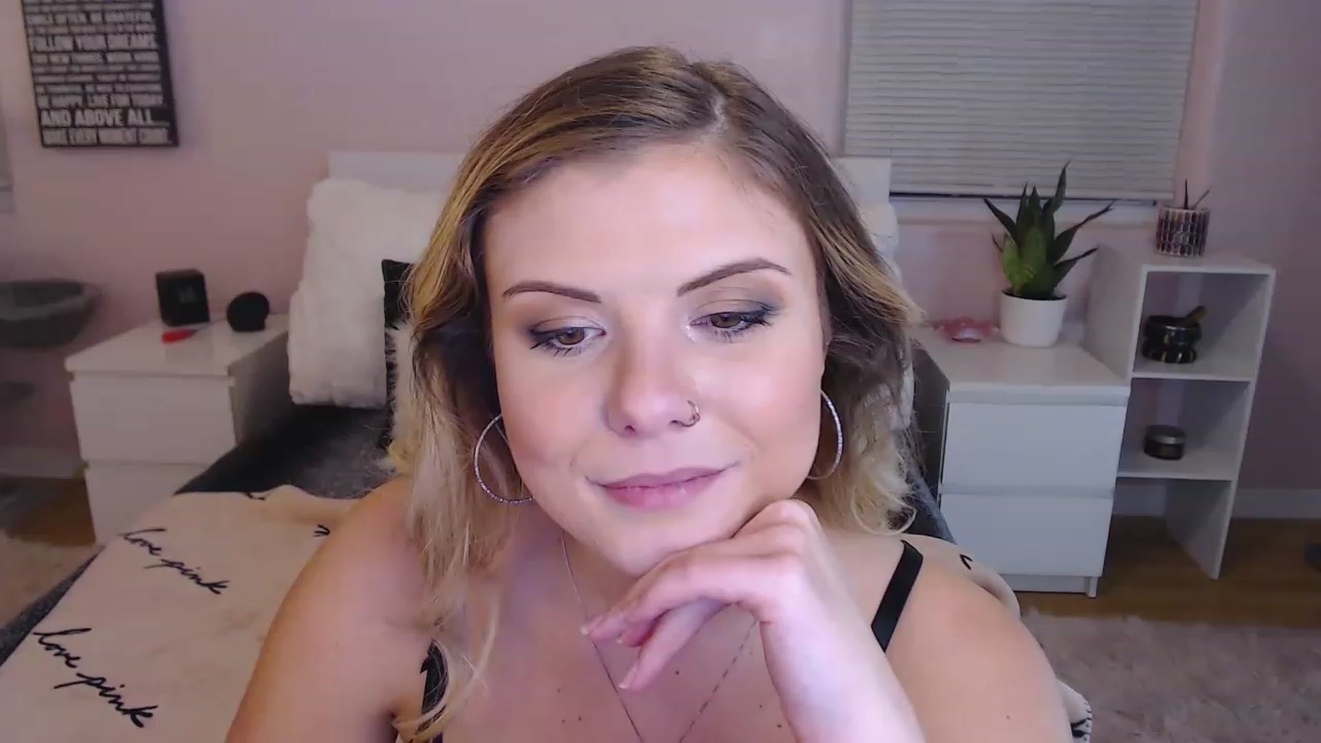Gallery image thumbnail from Maddz_Jo's myfreecams stream on, 05/19/2023, 06:08 image 11 of 20