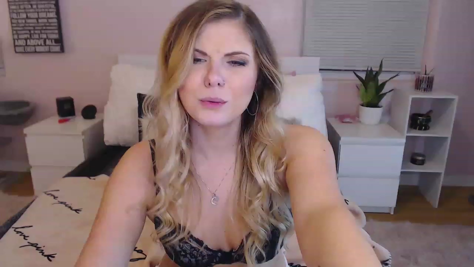 Gallery image thumbnail from Maddz_Jo's myfreecams stream on, 05/19/2023, 06:08 image 15 of 20