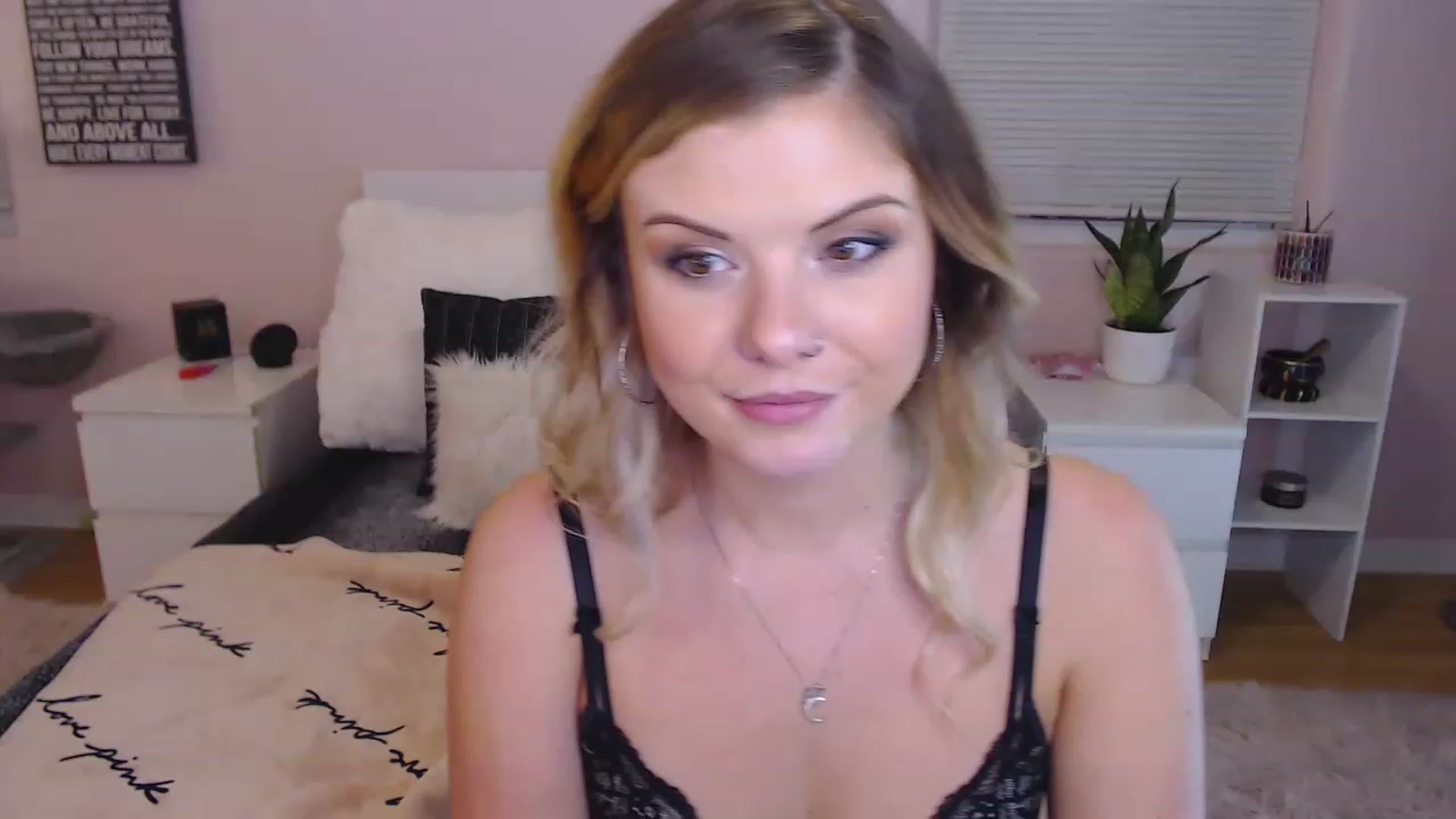 Gallery image thumbnail from Maddz_Jo's myfreecams stream on, 05/19/2023, 06:08 image 7 of 20