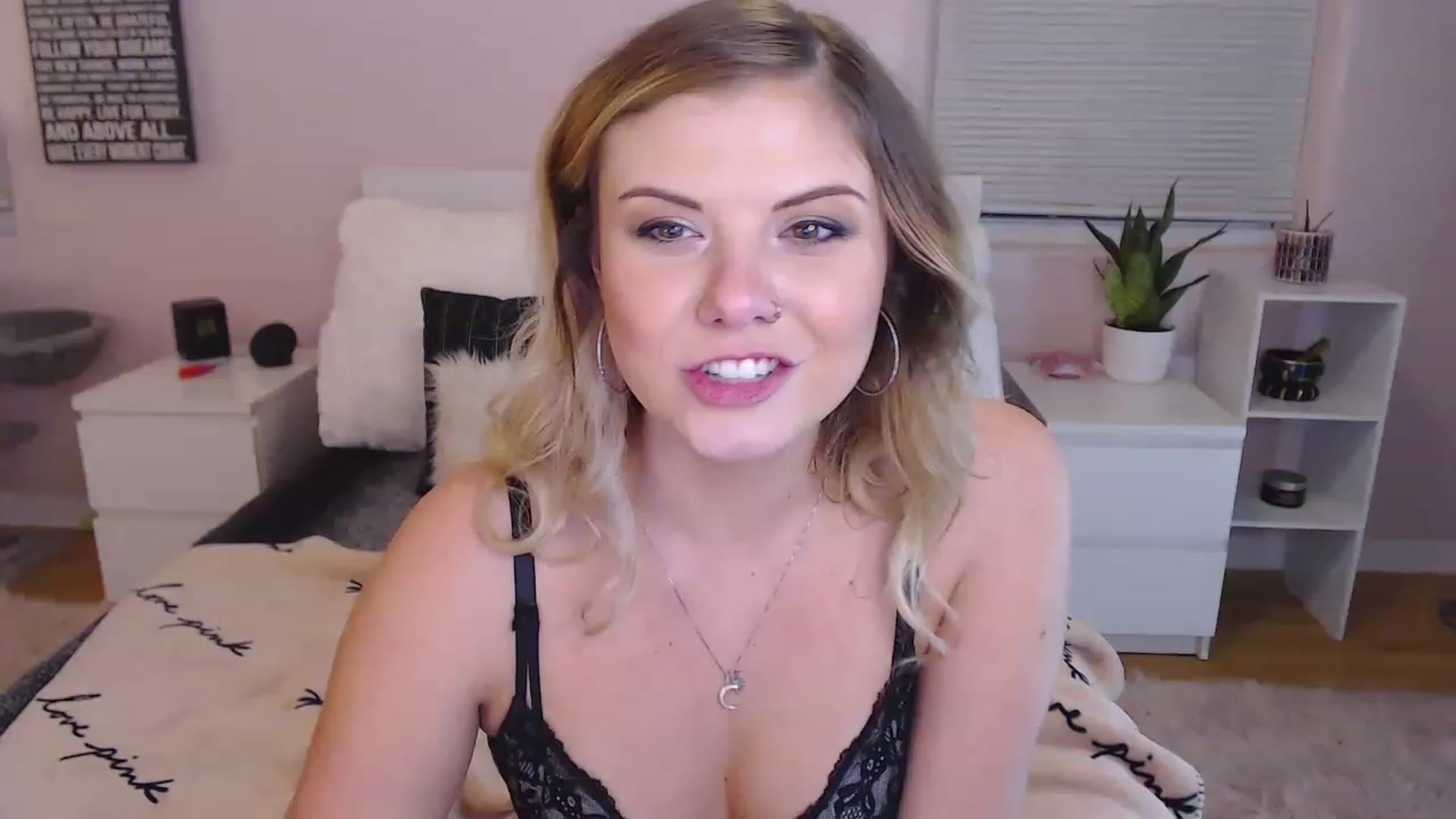 Gallery image thumbnail from Maddz_Jo's myfreecams stream on, 05/19/2023, 06:08 image 9 of 20