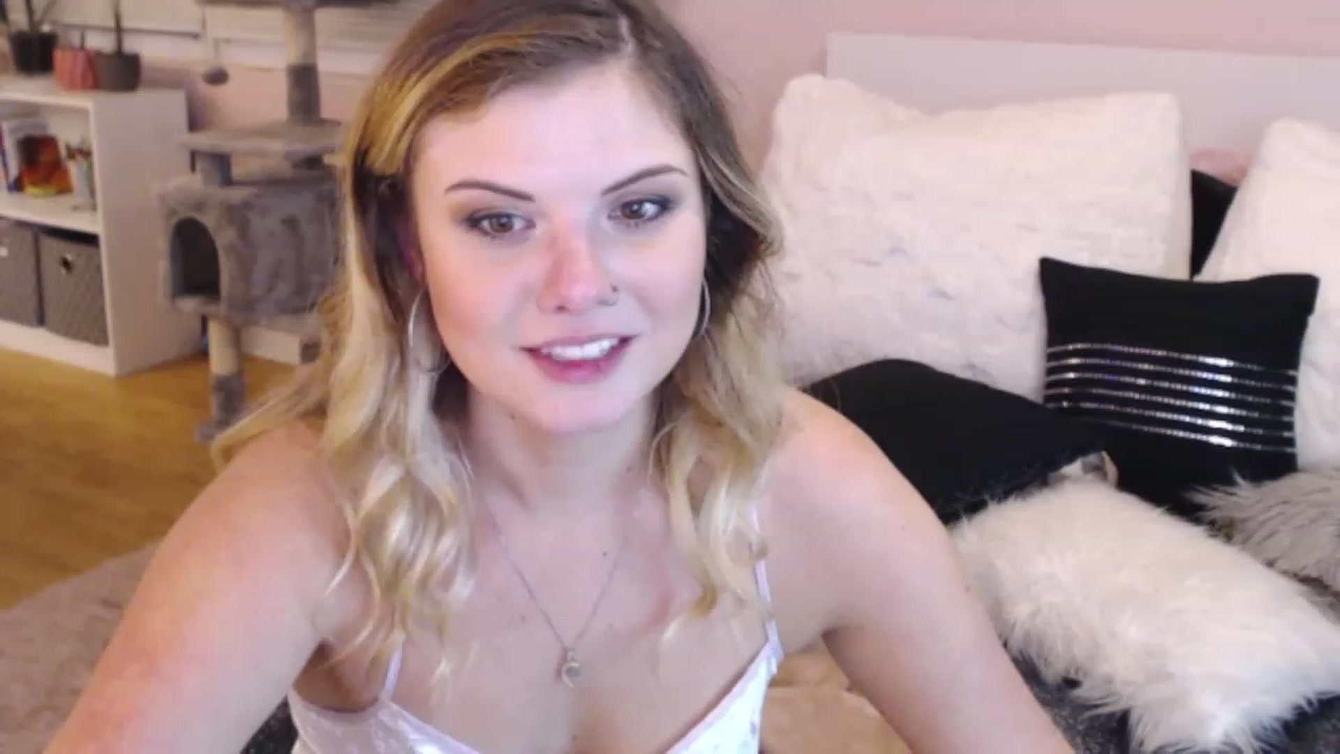Gallery image thumbnail from Maddz_Jo's myfreecams stream on, 05/19/2023, 09:00 image 18 of 20