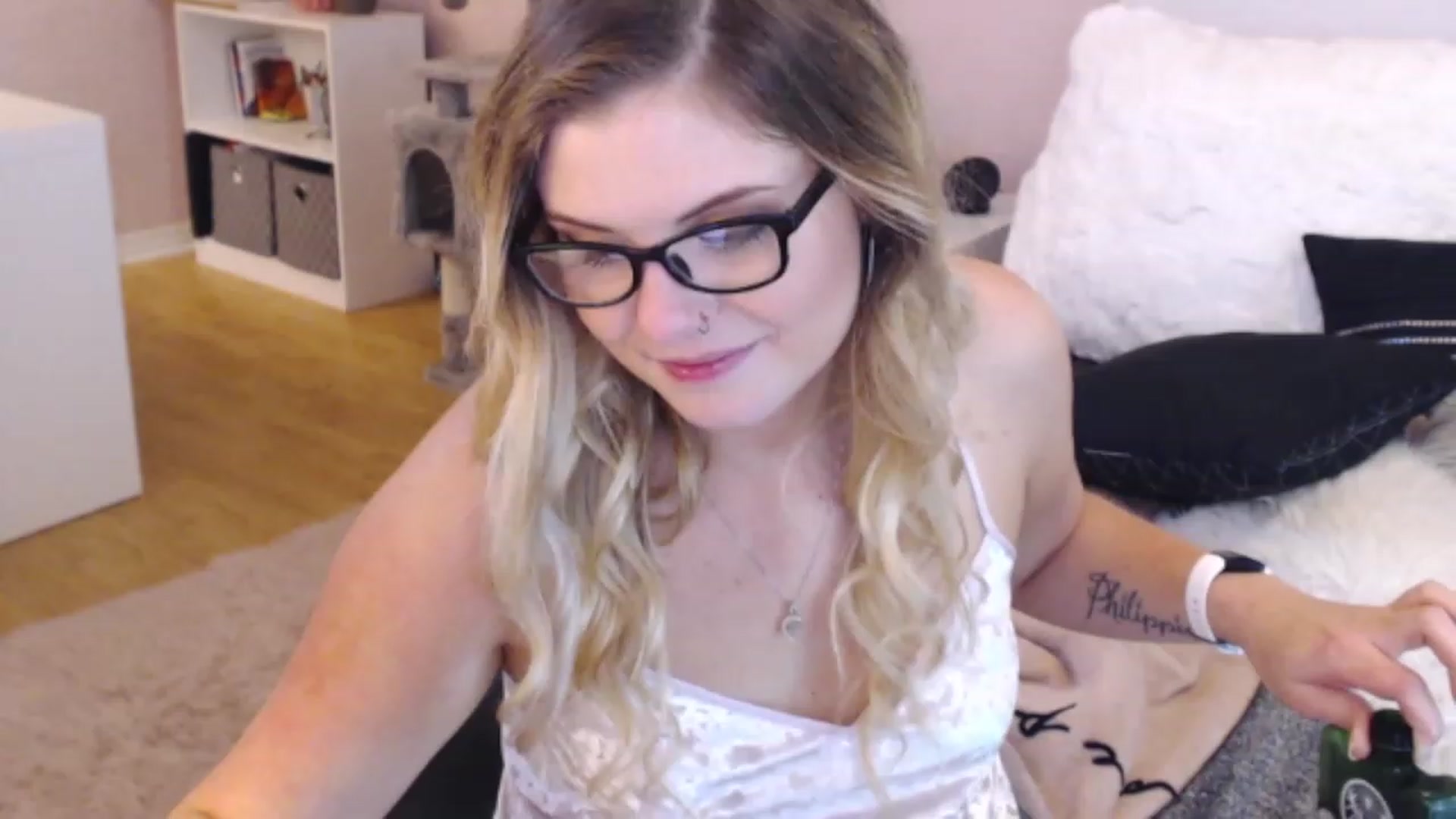 Gallery image thumbnail from Maddz_Jo's myfreecams stream on, 05/19/2023, 09:00 image 3 of 20