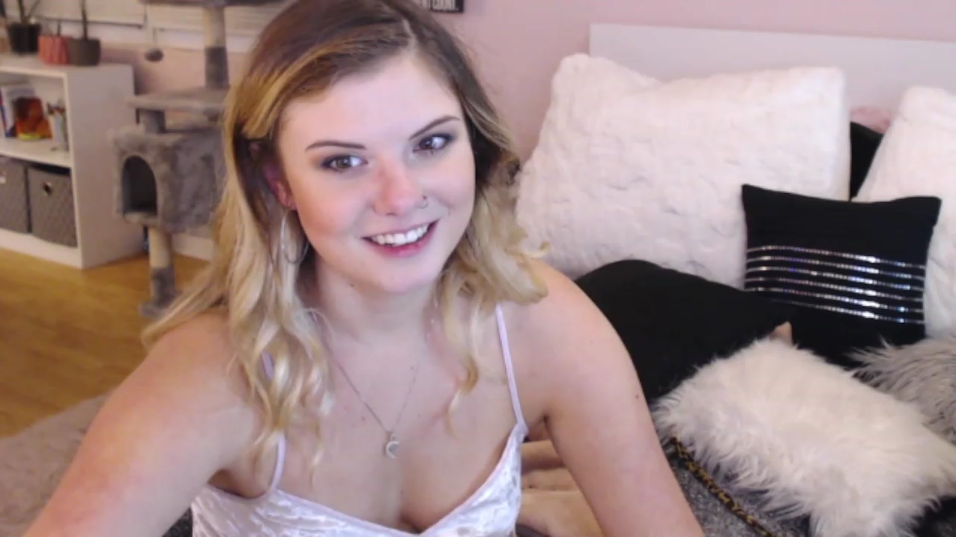 Gallery image thumbnail from Maddz_Jo's myfreecams stream on, 05/19/2023, 09:00 image 17 of 20