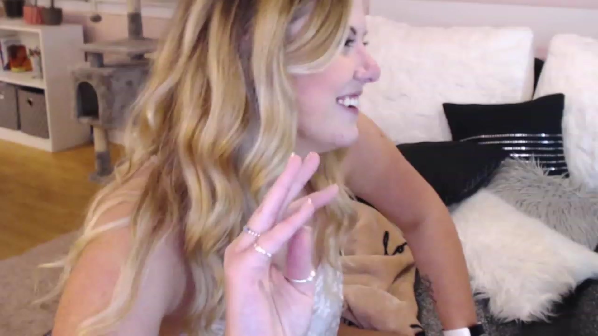 Gallery image thumbnail from Maddz_Jo's myfreecams stream on, 05/19/2023, 09:00 image 11 of 20