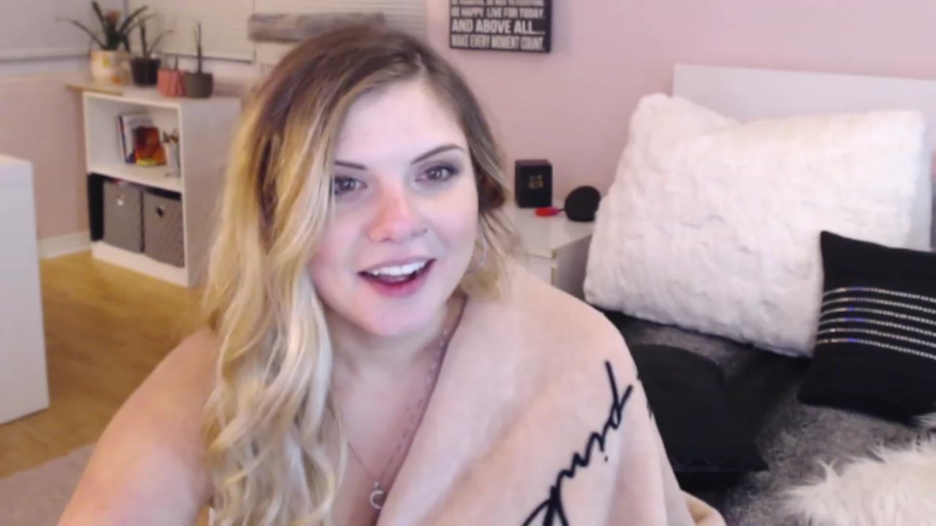 Gallery image thumbnail from Maddz_Jo's myfreecams stream on, 05/19/2023, 09:58 image 16 of 20