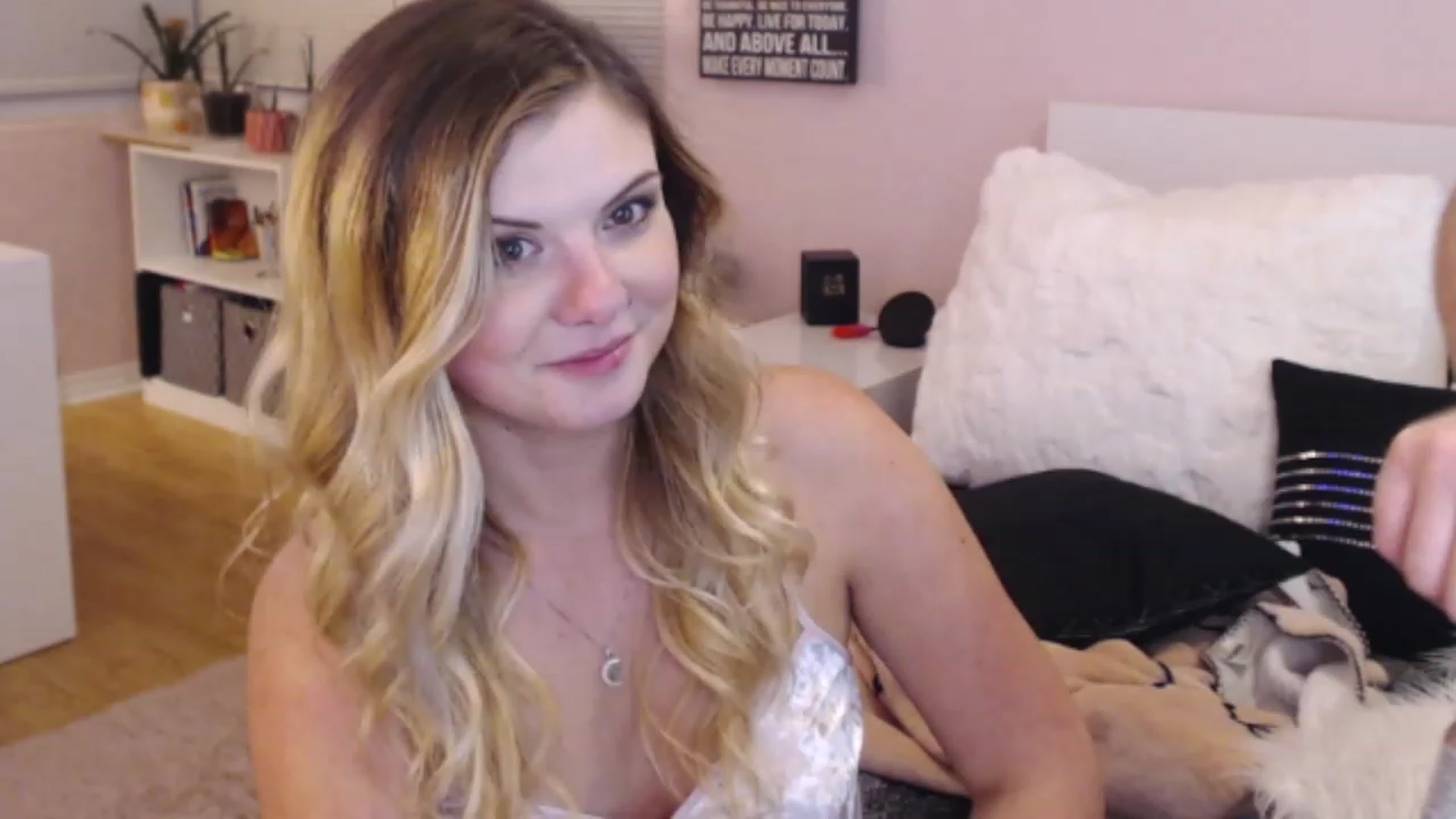 Gallery image thumbnail from Maddz_Jo's myfreecams stream on, 05/19/2023, 09:58 image 10 of 20