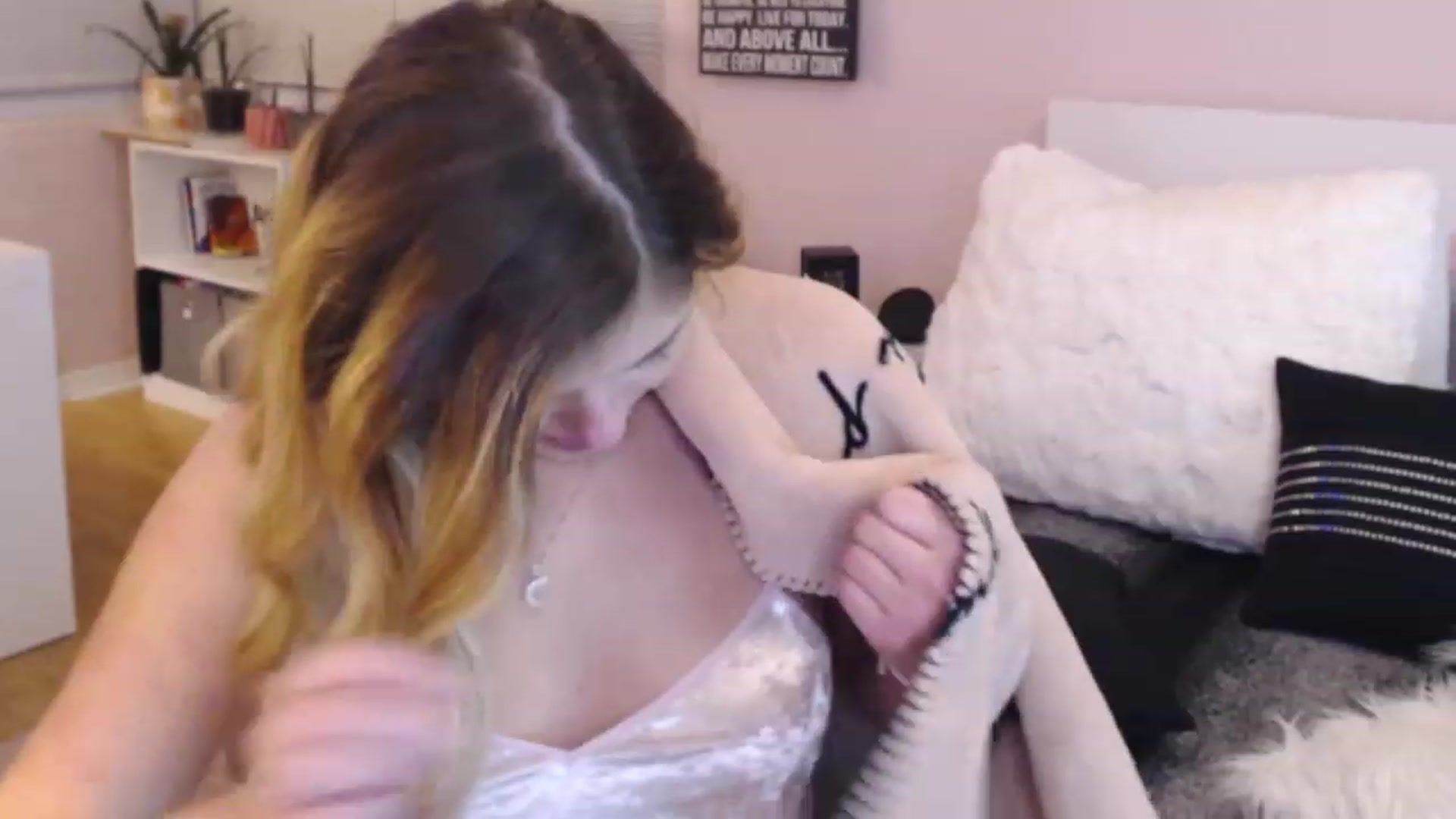 Gallery image thumbnail from Maddz_Jo's myfreecams stream on, 05/19/2023, 09:58 image 15 of 20