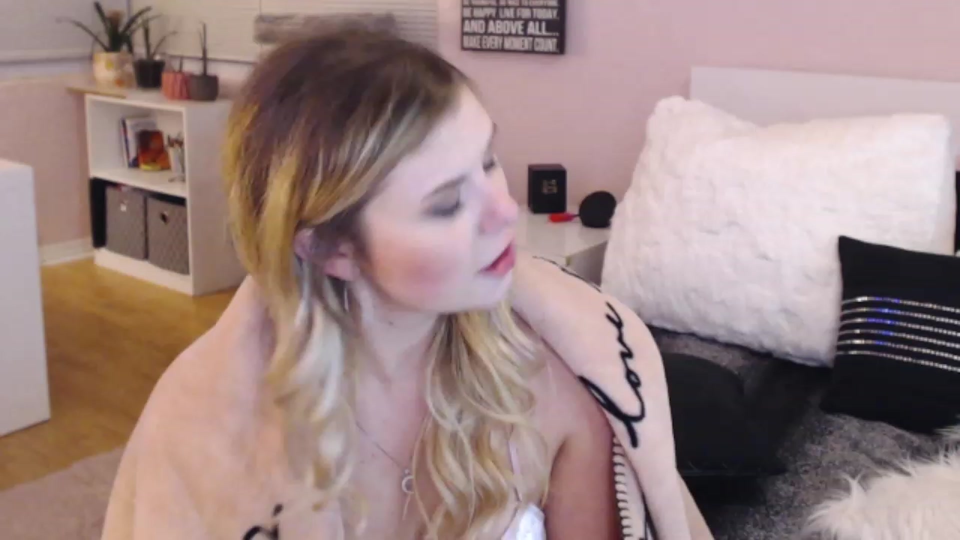 Gallery image thumbnail from Maddz_Jo's myfreecams stream on, 05/19/2023, 09:58 image 12 of 20
