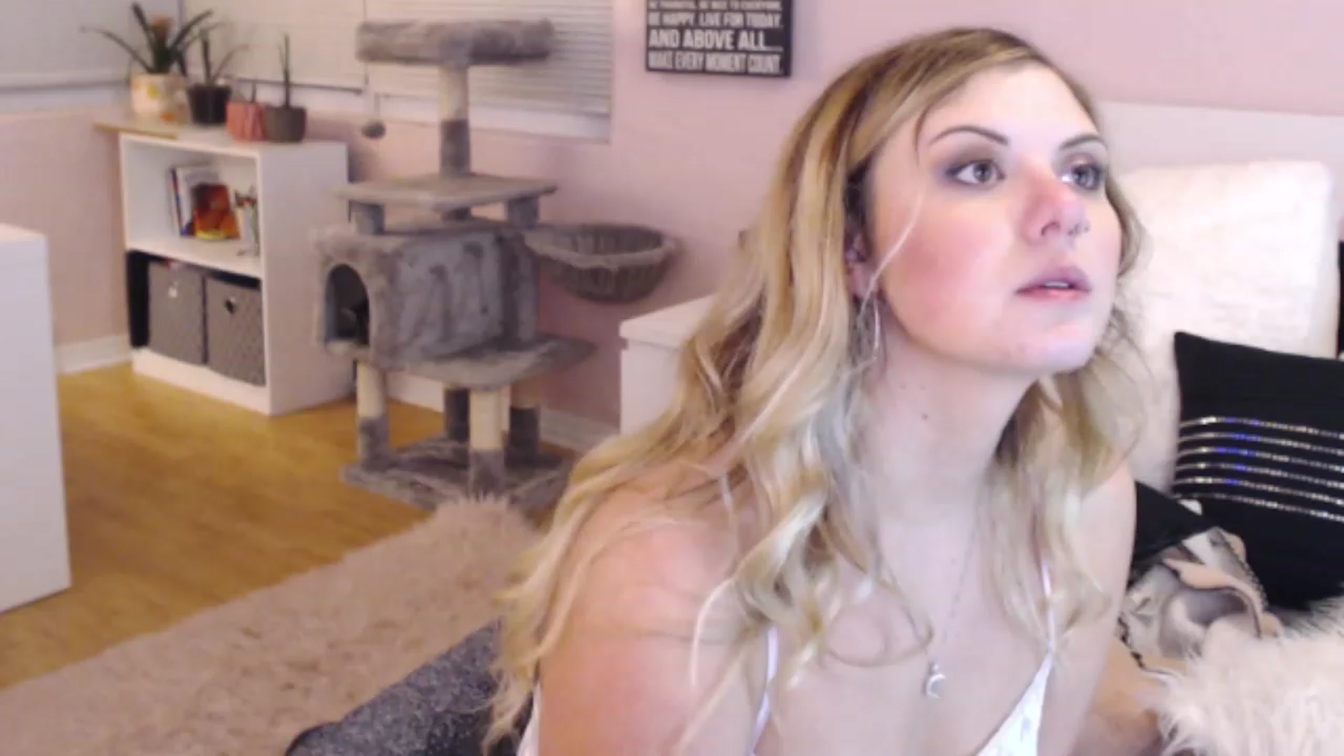 Gallery image thumbnail from Maddz_Jo's myfreecams stream on, 05/19/2023, 09:58 image 1 of 20
