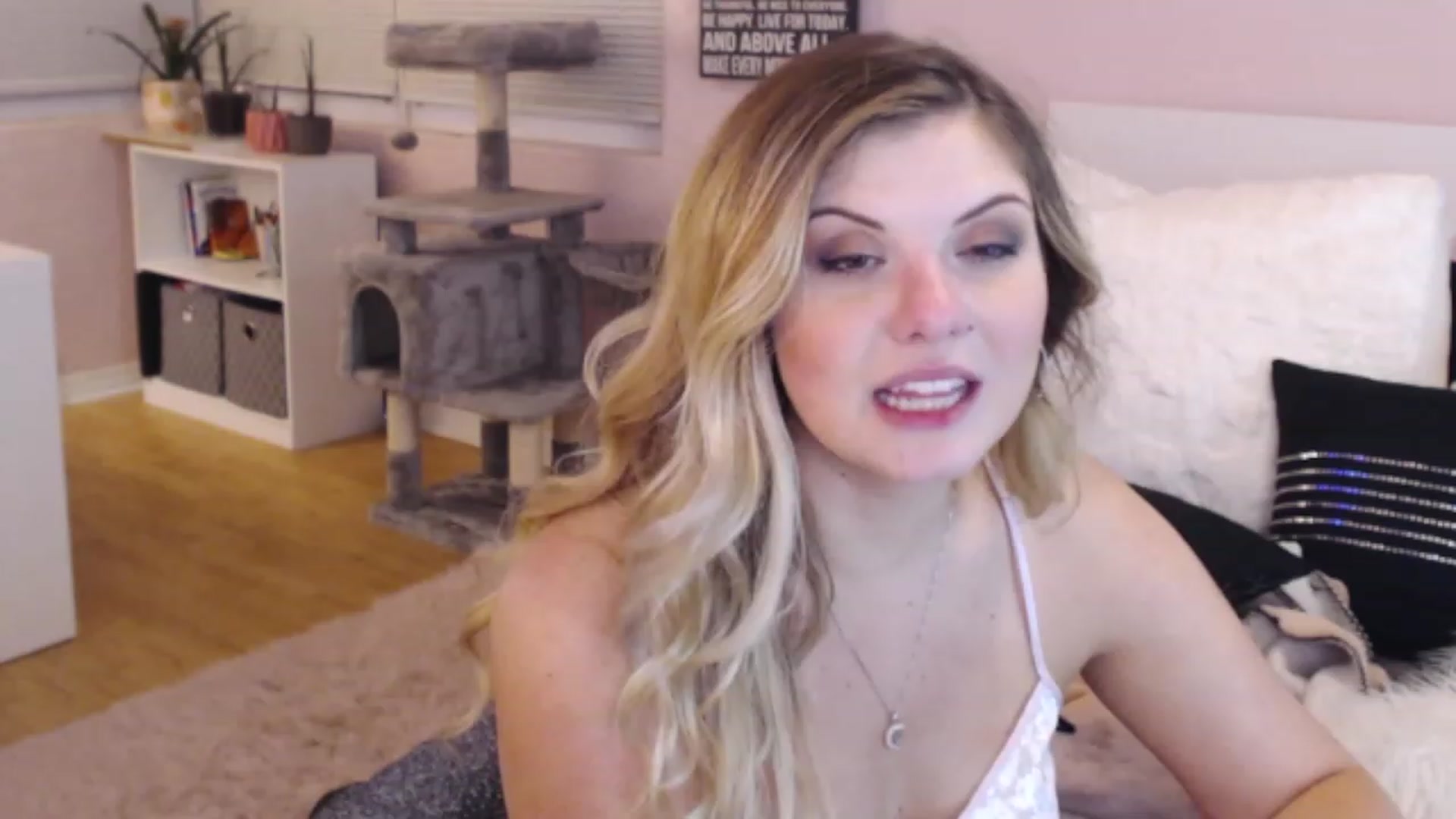 Gallery image thumbnail from Maddz_Jo's myfreecams stream on, 05/19/2023, 09:58 image 4 of 20