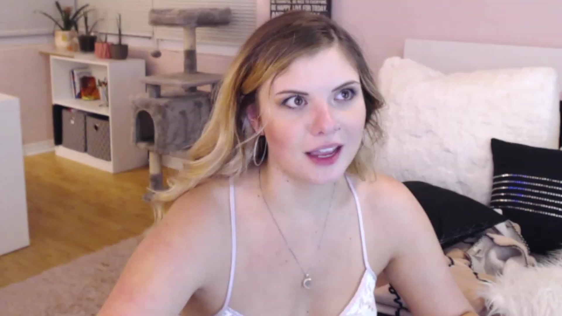 Gallery image thumbnail from Maddz_Jo's myfreecams stream on, 05/19/2023, 09:58 image 3 of 20