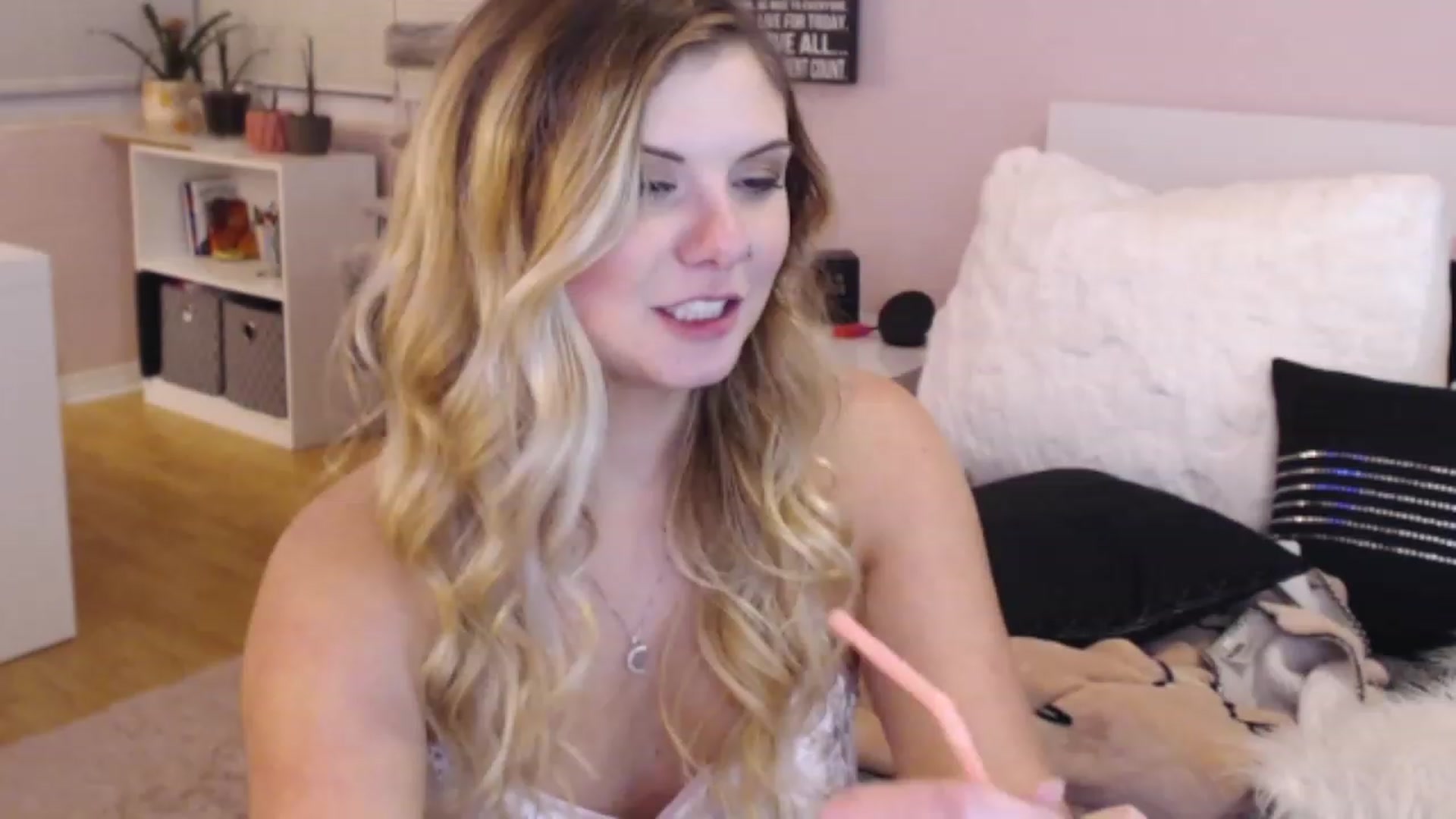 Gallery image thumbnail from Maddz_Jo's myfreecams stream on, 05/19/2023, 09:58 image 9 of 20