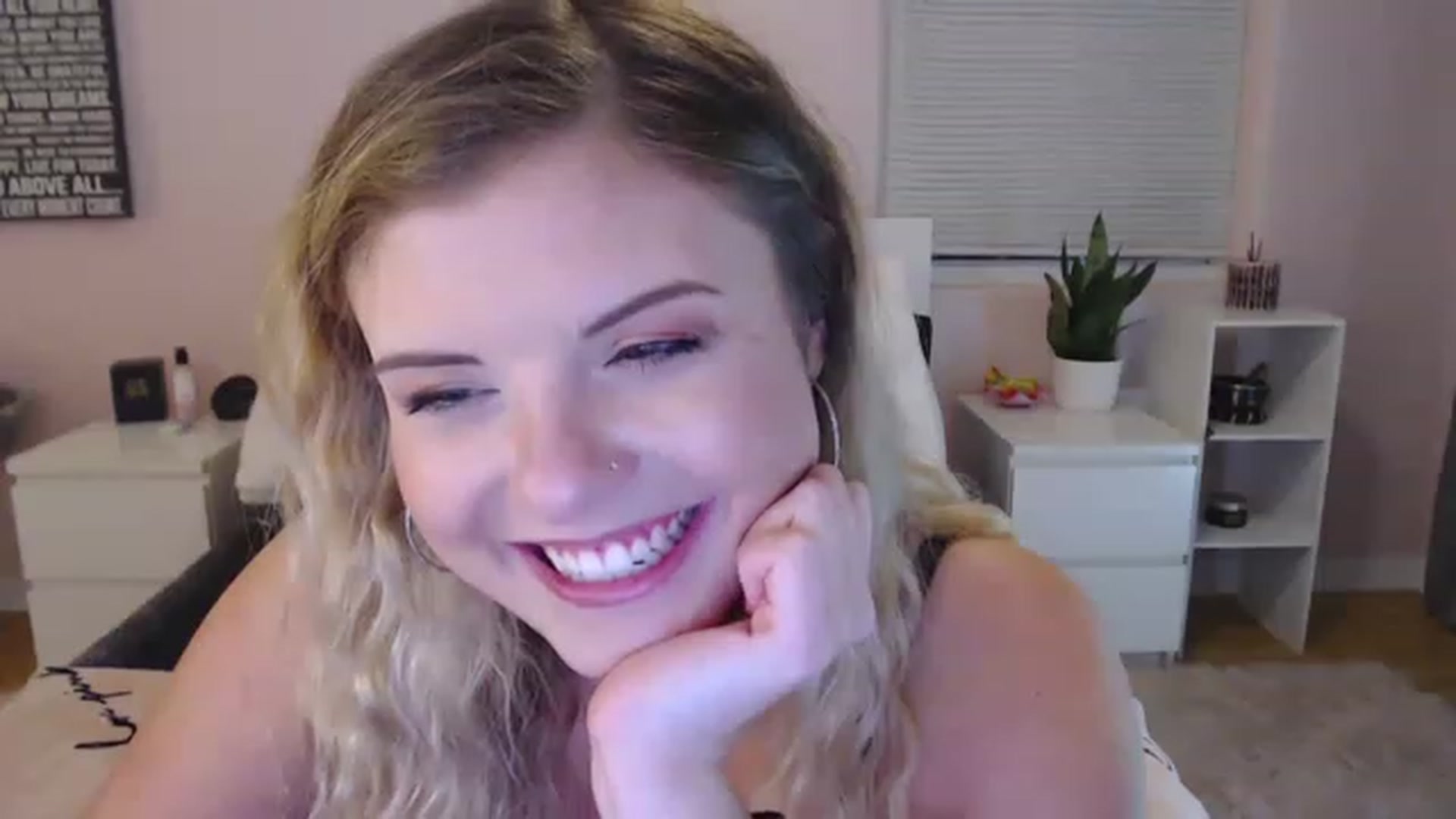 Gallery image thumbnail from Maddz_Jo's myfreecams stream on, 05/25/2023, 07:06 image 4 of 20