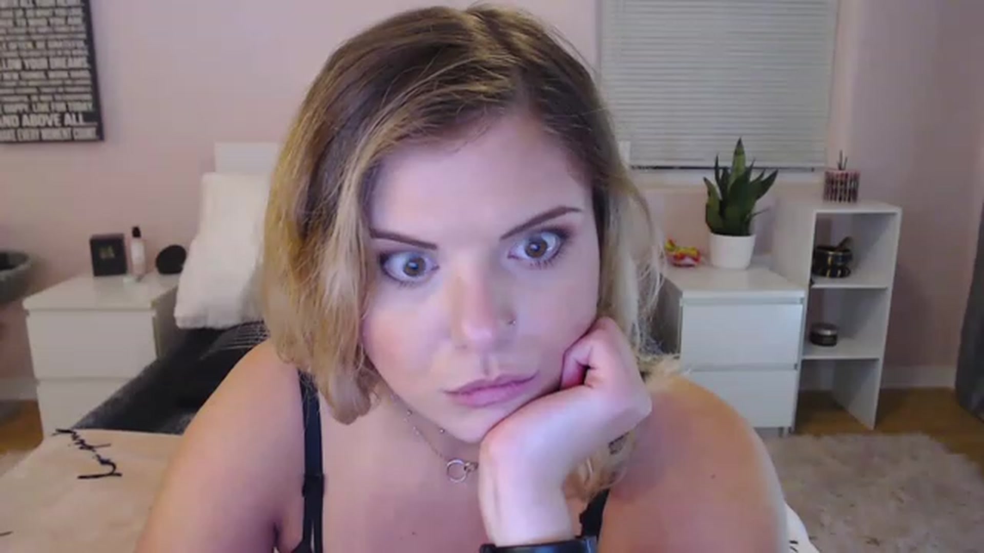 Gallery image thumbnail from Maddz_Jo's myfreecams stream on, 05/25/2023, 07:06 image 7 of 20
