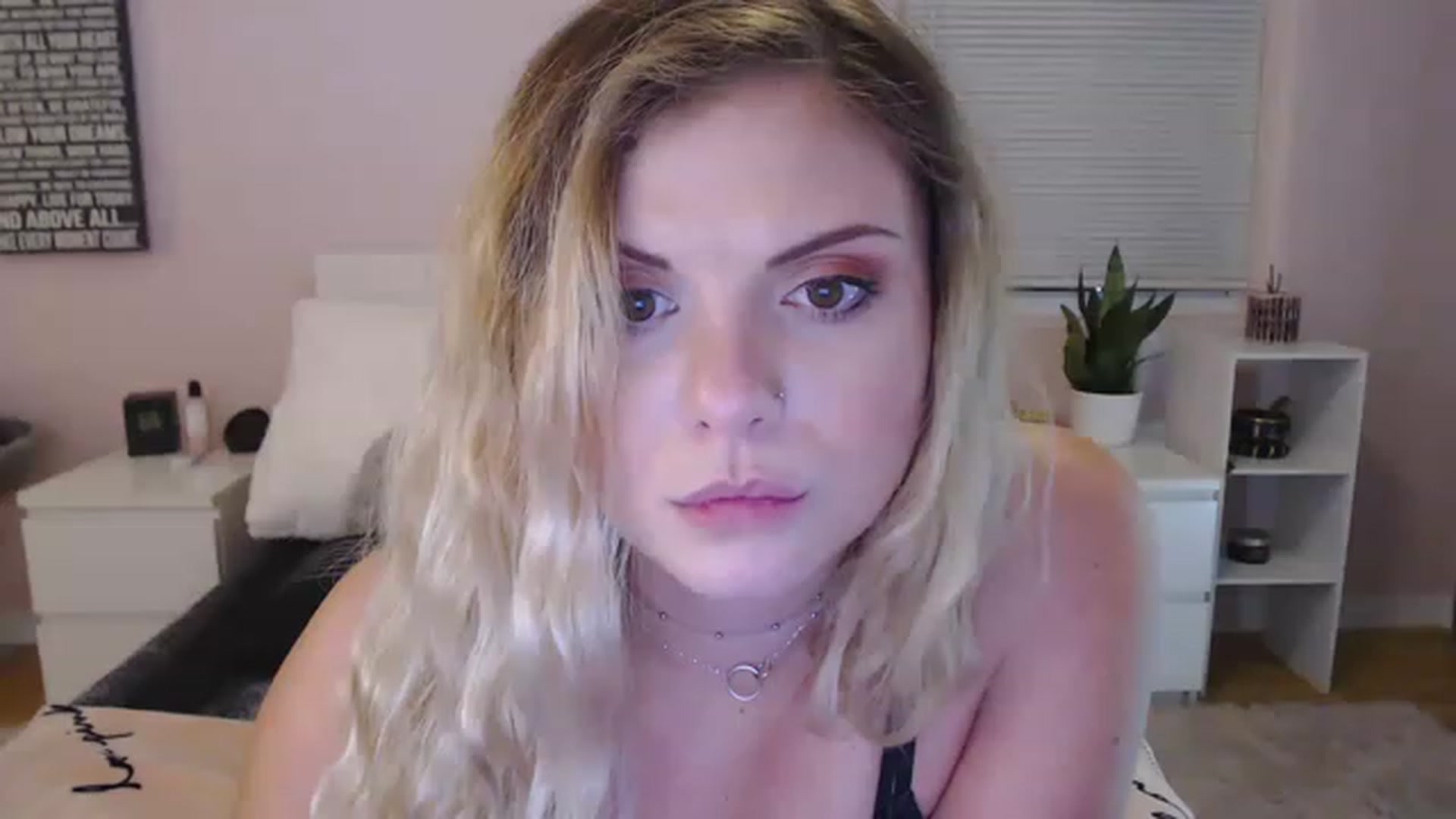 Gallery image thumbnail from Maddz_Jo's myfreecams stream on, 05/25/2023, 07:06 image 14 of 20