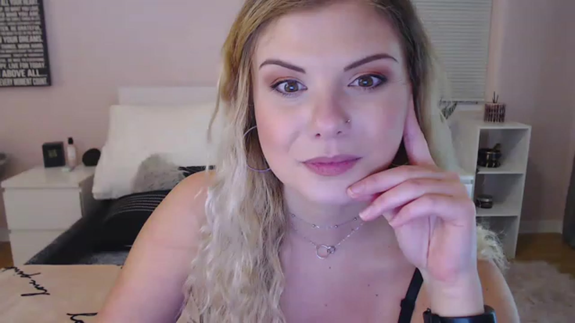 Gallery image thumbnail from Maddz_Jo's myfreecams stream on, 05/25/2023, 07:06 image 2 of 20