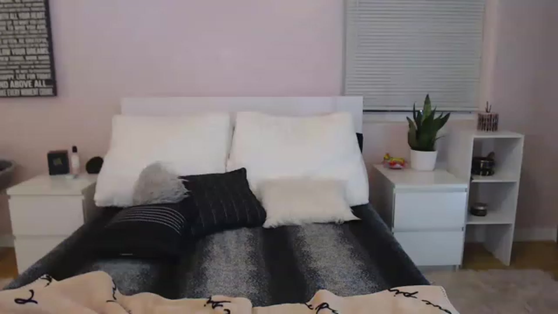 Gallery image thumbnail from Maddz_Jo's myfreecams stream on, 05/25/2023, 07:06 image 16 of 20