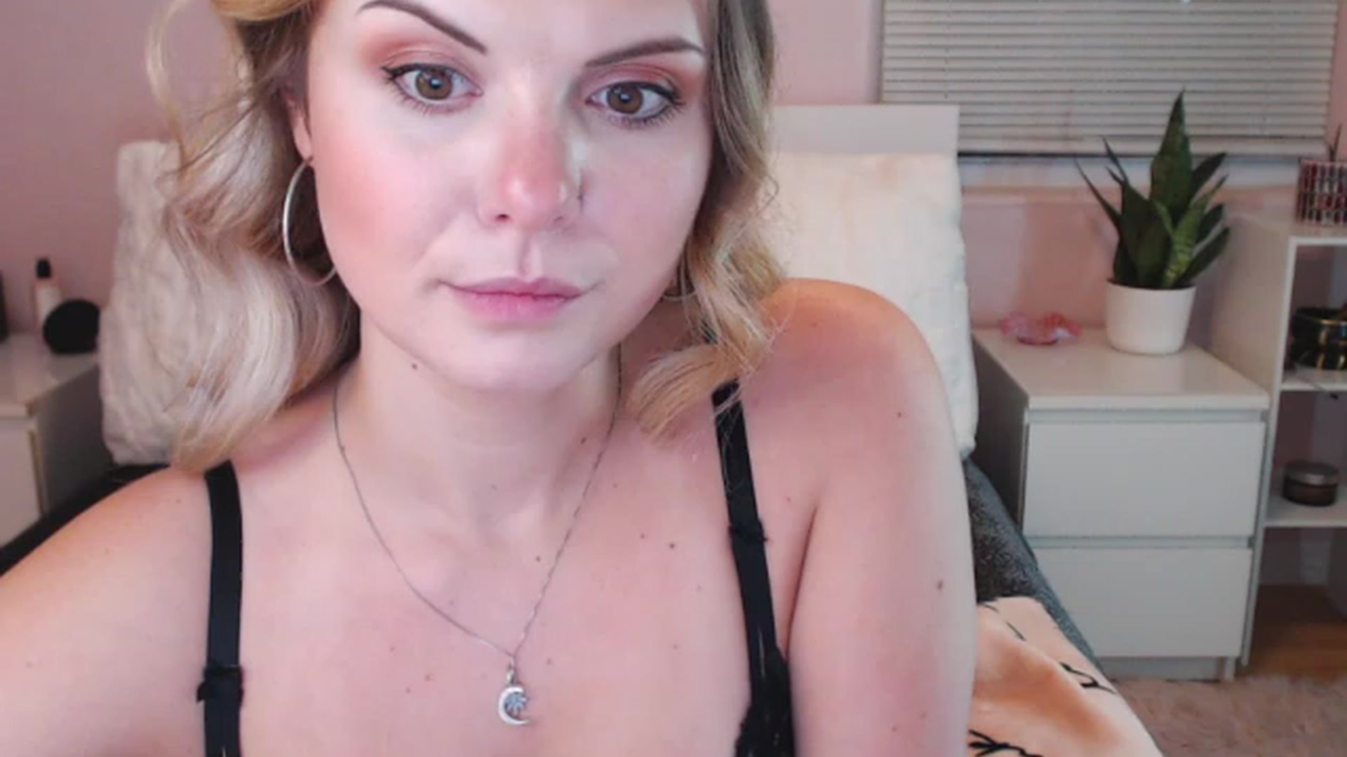 Gallery image thumbnail from Maddz_Jo's myfreecams stream on, 06/01/2023, 04:24 image 14 of 20