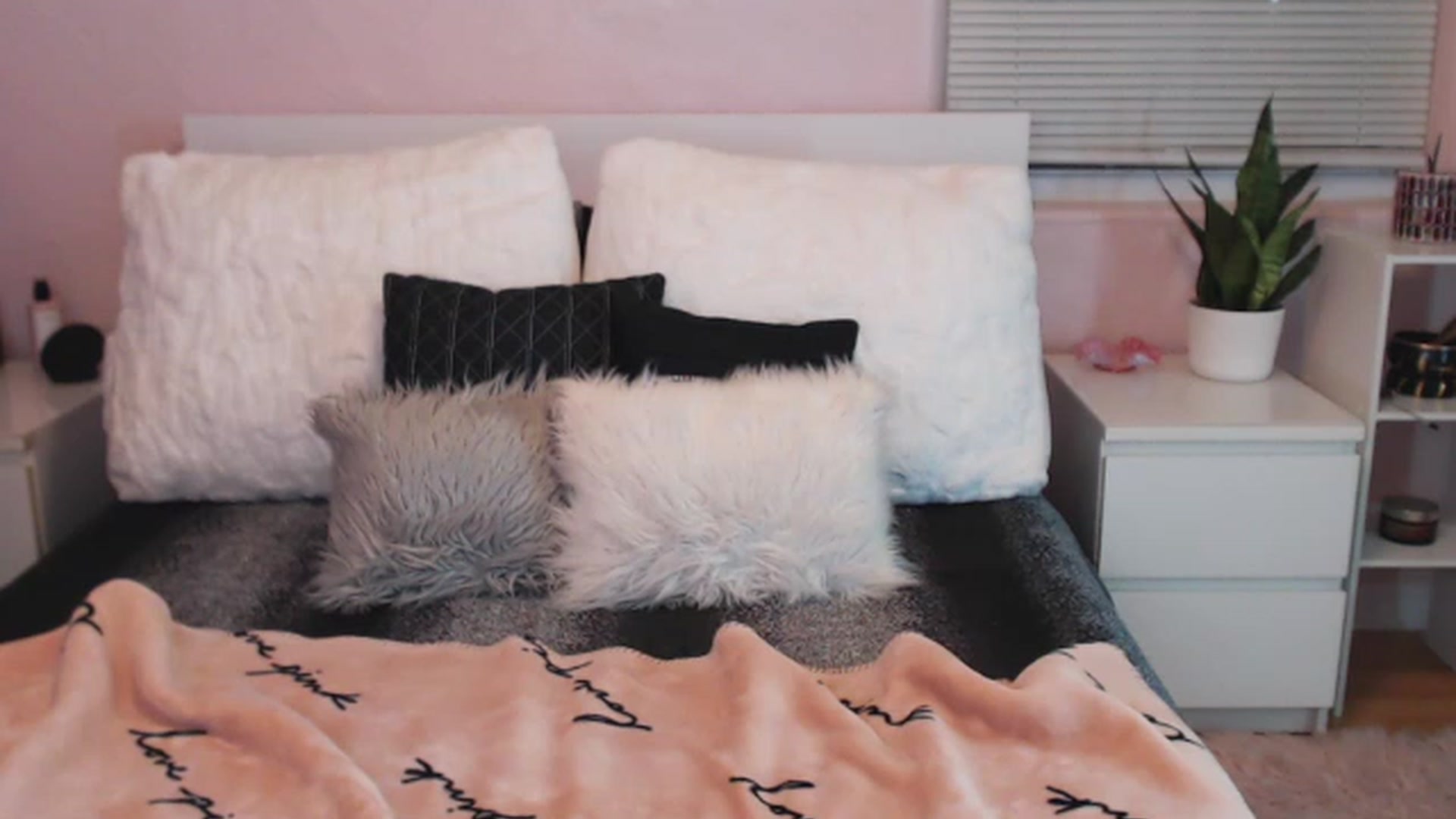 Gallery image thumbnail from Maddz_Jo's myfreecams stream on, 06/01/2023, 04:24 image 17 of 20