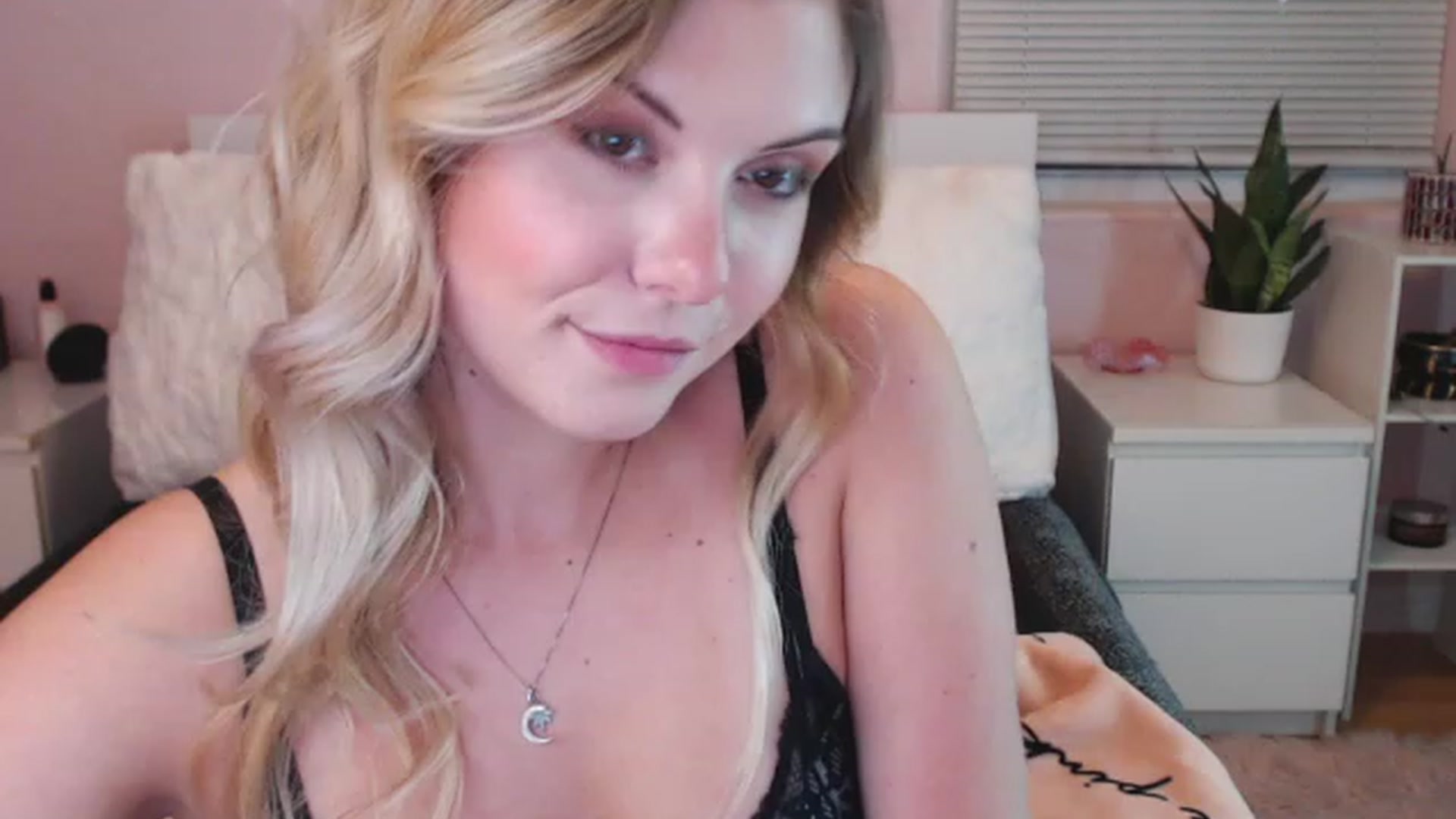 Gallery image thumbnail from Maddz_Jo's myfreecams stream on, 06/01/2023, 04:24 image 5 of 20