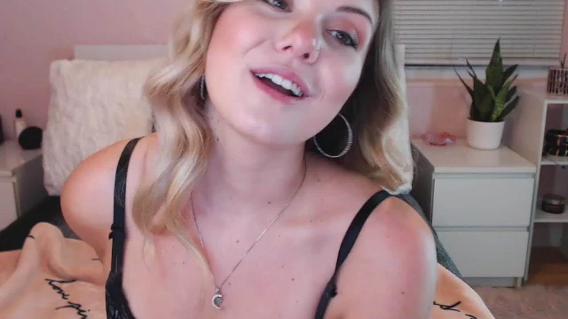 Gallery image thumbnail from Maddz_Jo's myfreecams stream on, 06/01/2023, 04:24 image 2 of 20