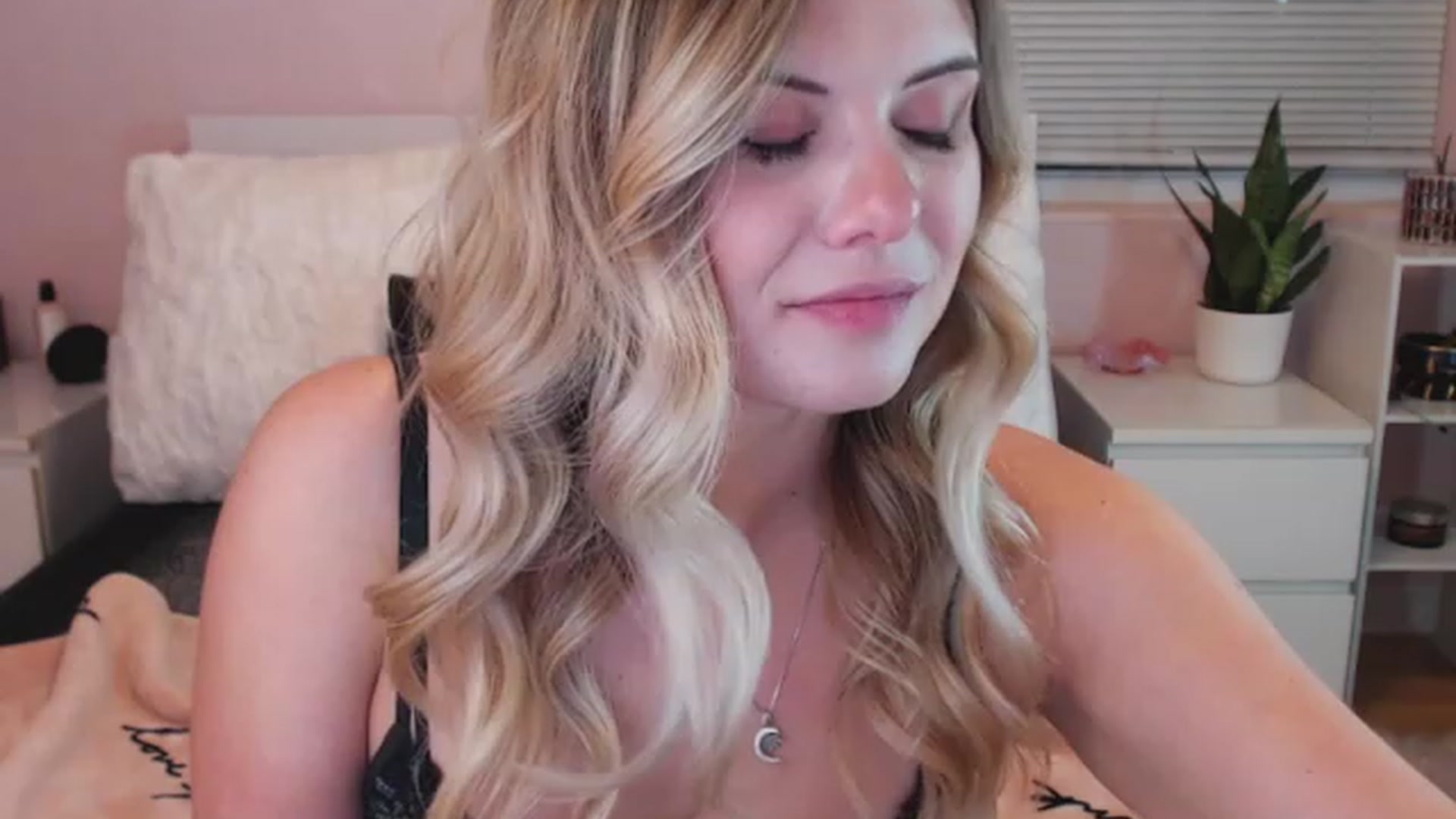 Gallery image thumbnail from Maddz_Jo's myfreecams stream on, 06/01/2023, 04:24 image 9 of 20