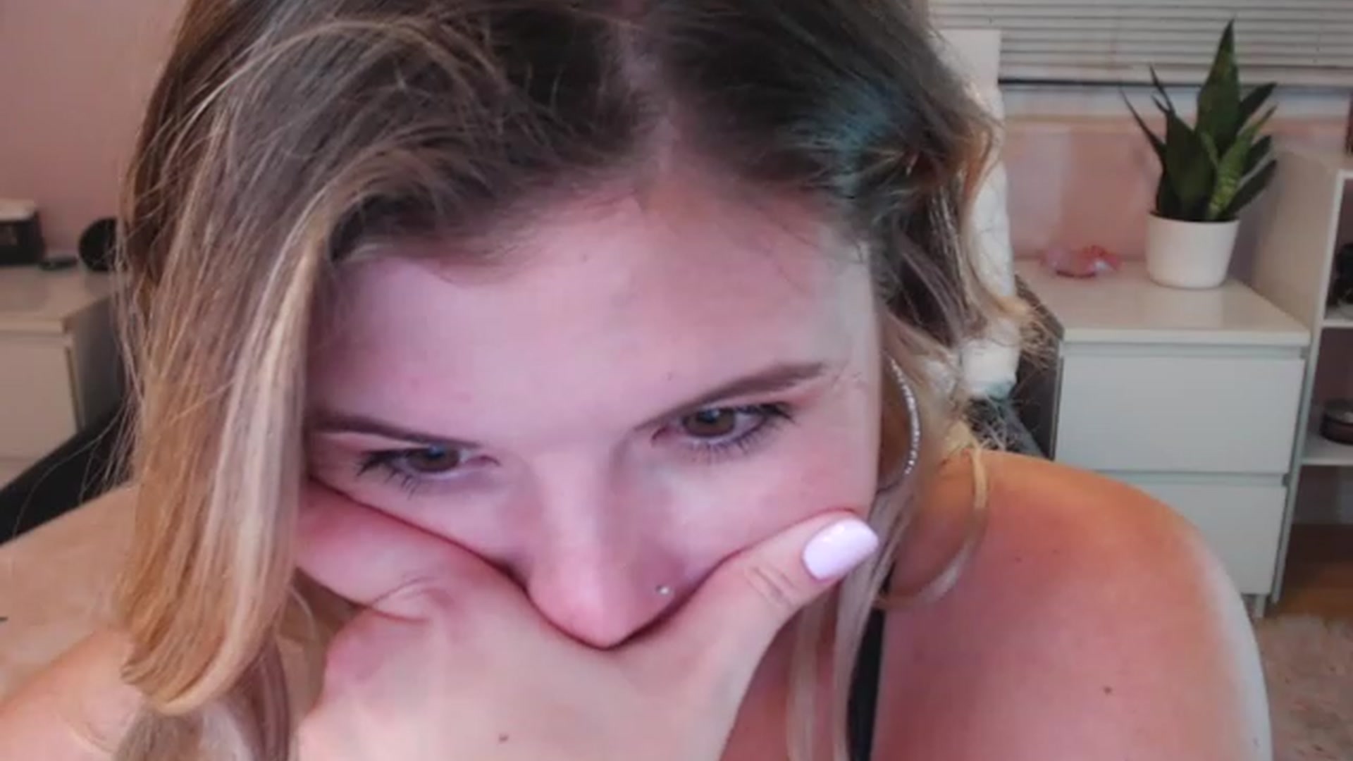 Gallery image thumbnail from Maddz_Jo's myfreecams stream on, 06/01/2023, 07:12 image 18 of 20