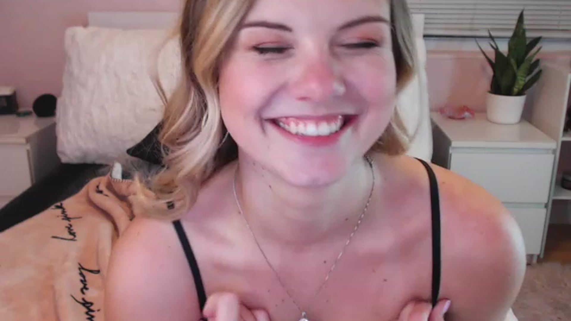 Gallery image thumbnail from Maddz_Jo's myfreecams stream on, 06/01/2023, 07:12 image 7 of 20