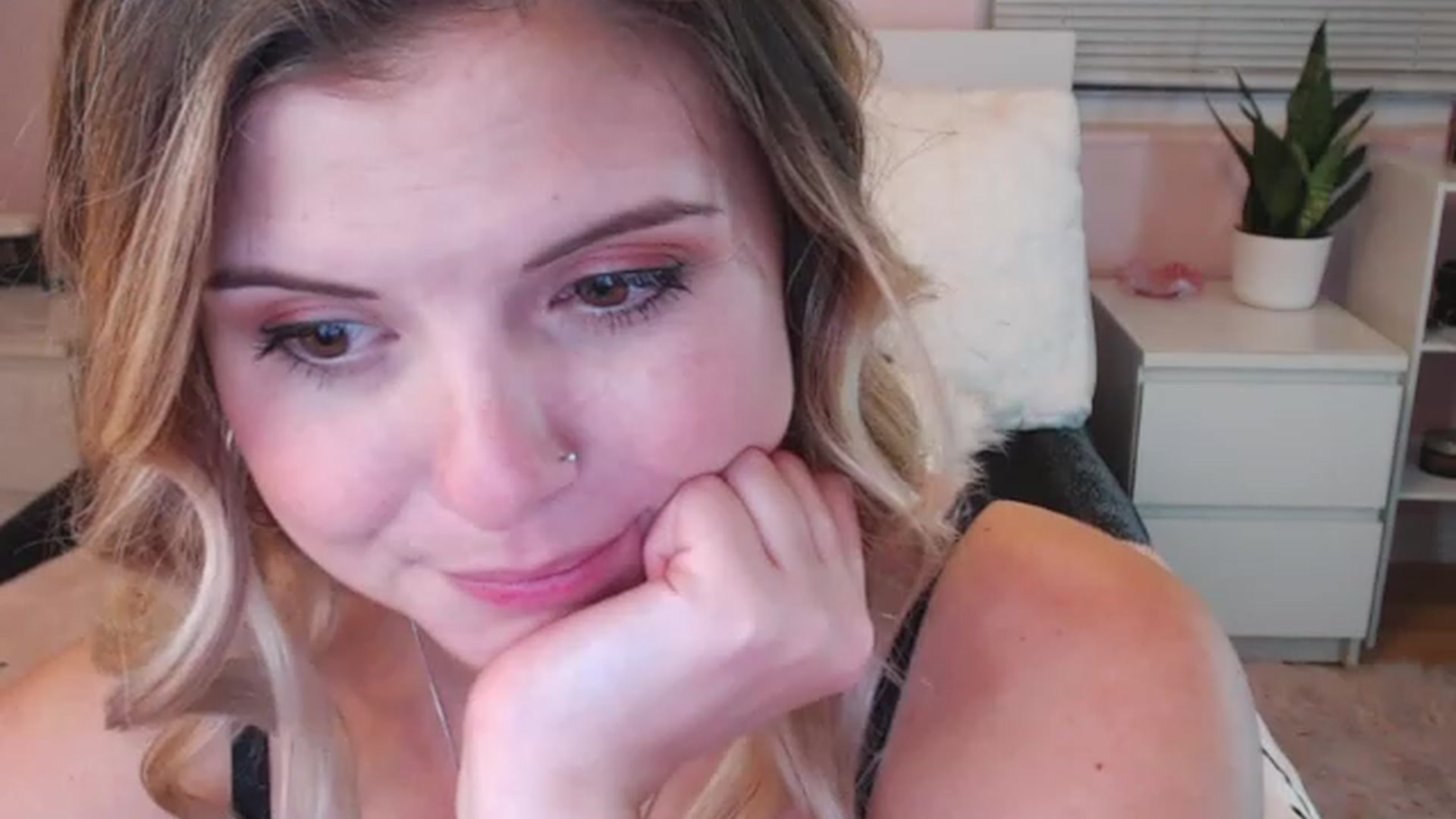 Gallery image thumbnail from Maddz_Jo's myfreecams stream on, 06/01/2023, 07:12 image 17 of 20