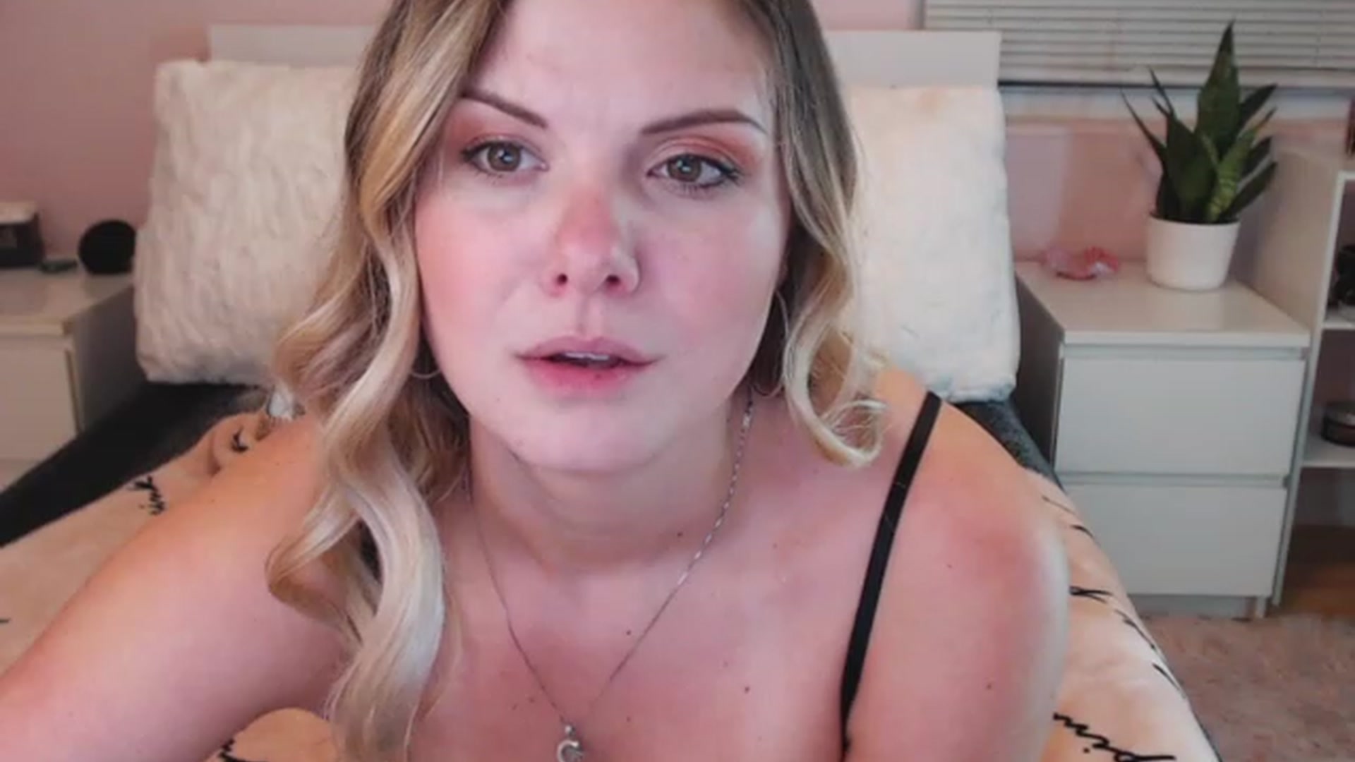 Gallery image thumbnail from Maddz_Jo's myfreecams stream on, 06/01/2023, 07:12 image 10 of 20