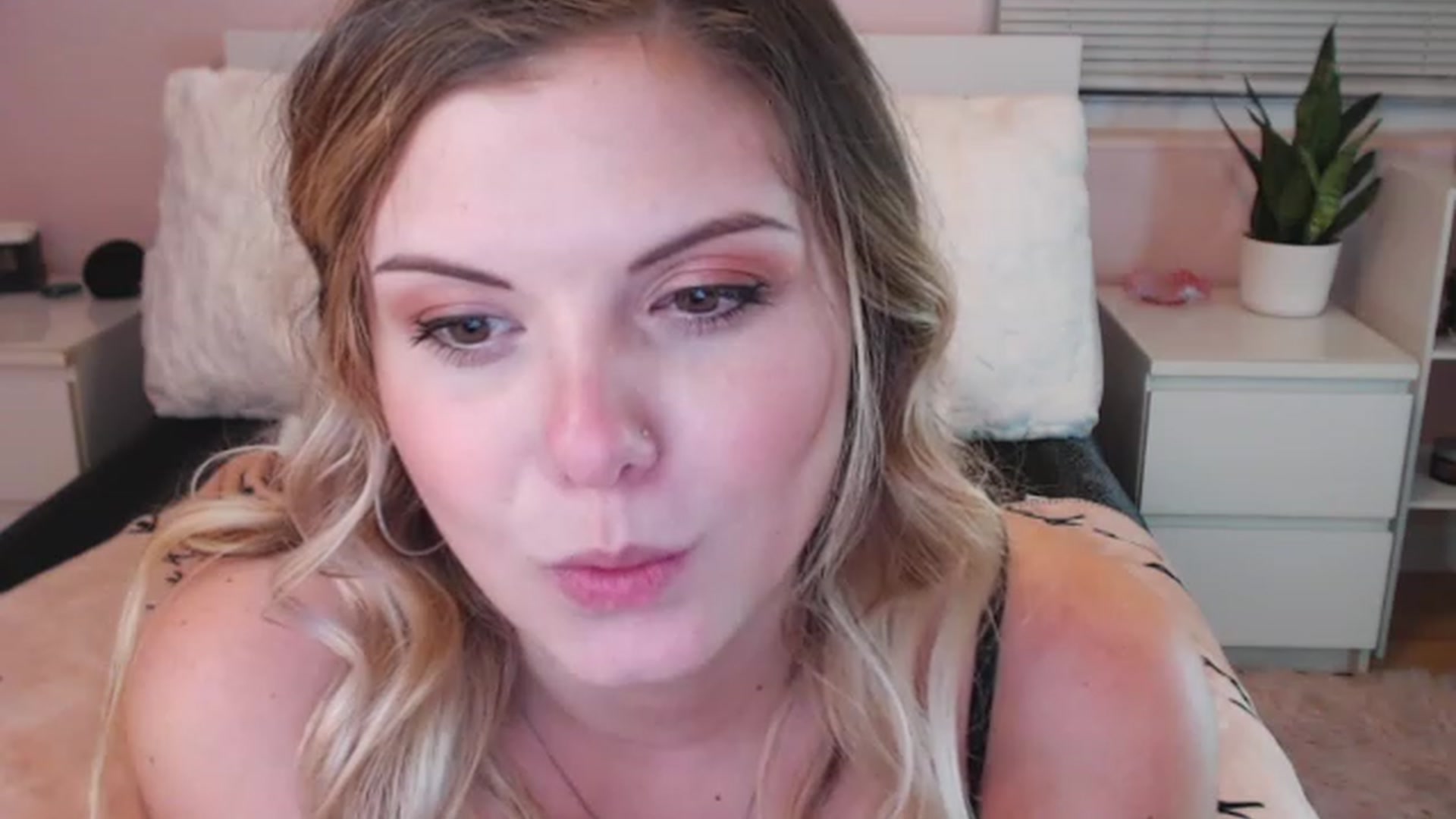 Gallery image thumbnail from Maddz_Jo's myfreecams stream on, 06/01/2023, 07:12 image 4 of 20