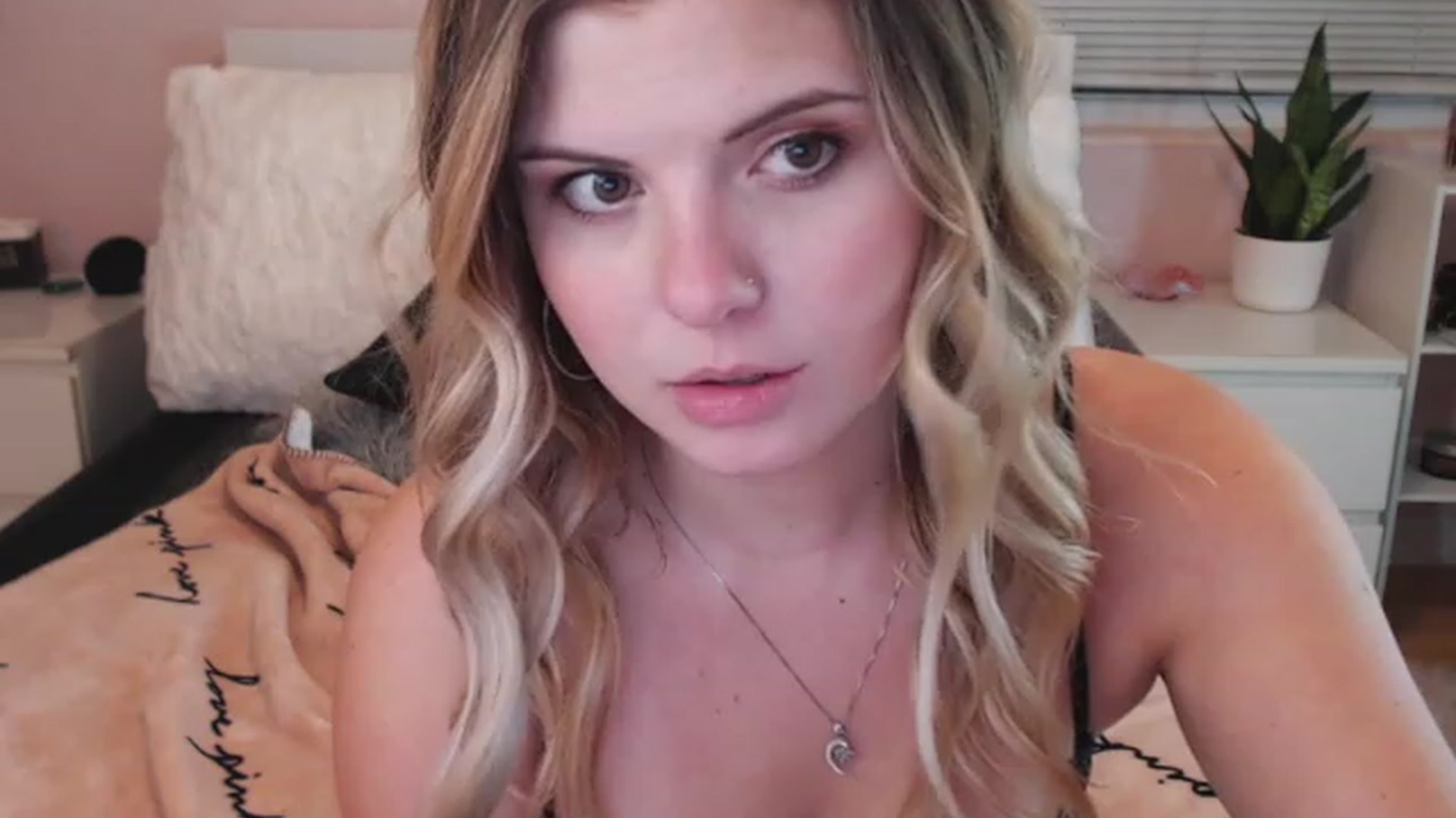 Gallery image thumbnail from Maddz_Jo's myfreecams stream on, 06/01/2023, 07:12 image 9 of 20