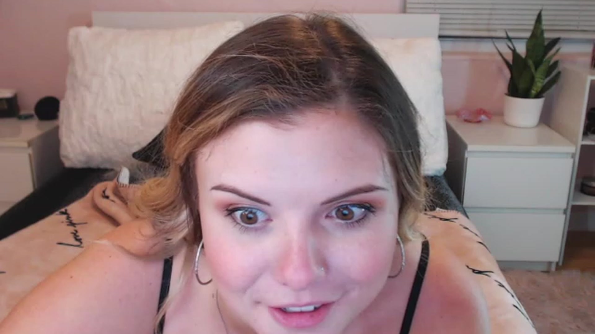 Gallery image thumbnail from Maddz_Jo's myfreecams stream on, 06/01/2023, 07:12 image 13 of 20