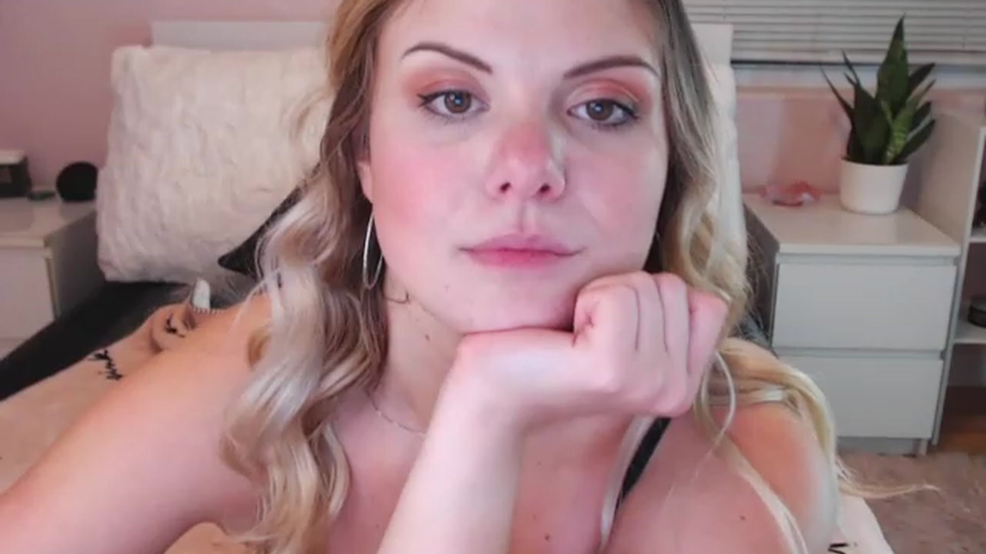 Gallery image thumbnail from Maddz_Jo's myfreecams stream on, 06/01/2023, 07:12 image 6 of 20