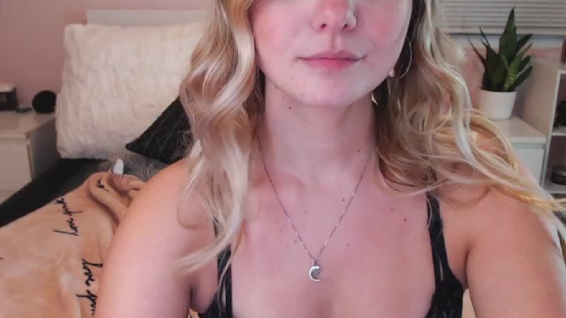 Gallery image thumbnail from Maddz_Jo's myfreecams stream on, 06/01/2023, 07:12 image 19 of 20