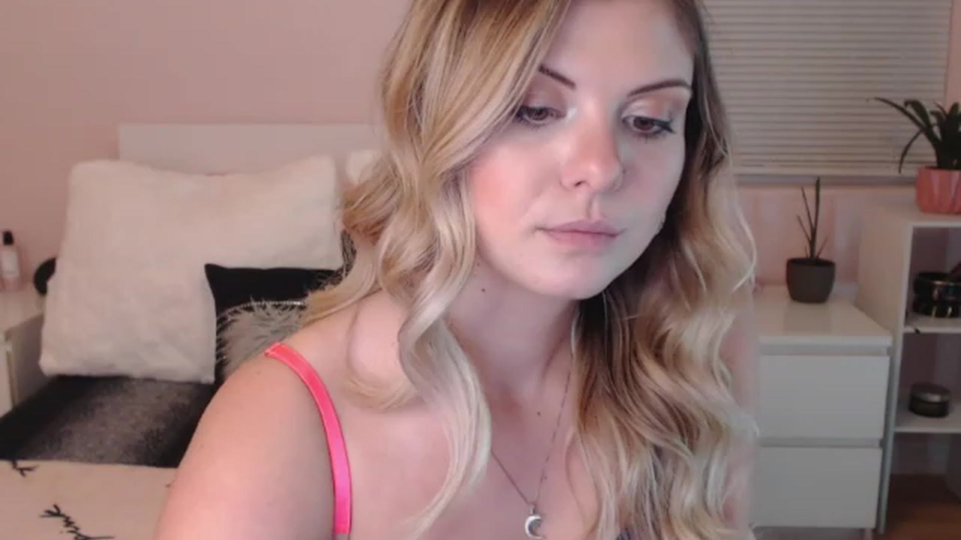 Gallery image thumbnail from Maddz_Jo's myfreecams stream on, 06/03/2023, 03:58 image 14 of 20