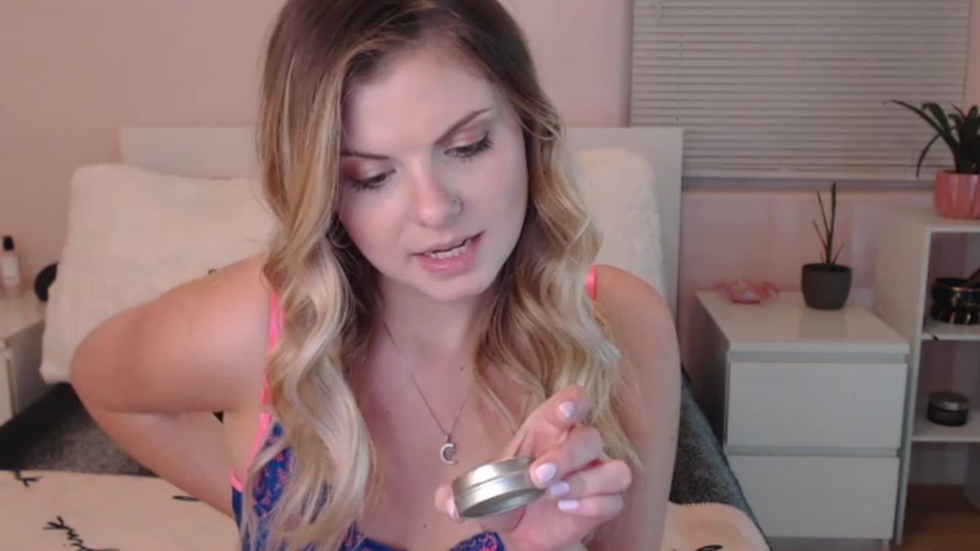 Gallery image thumbnail from Maddz_Jo's myfreecams stream on, 06/03/2023, 03:58 image 16 of 20