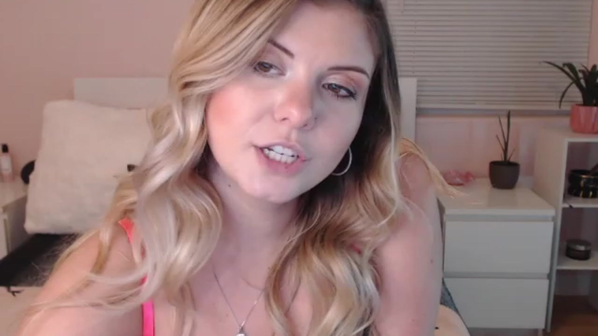Gallery image thumbnail from Maddz_Jo's myfreecams stream on, 06/03/2023, 03:58 image 9 of 20