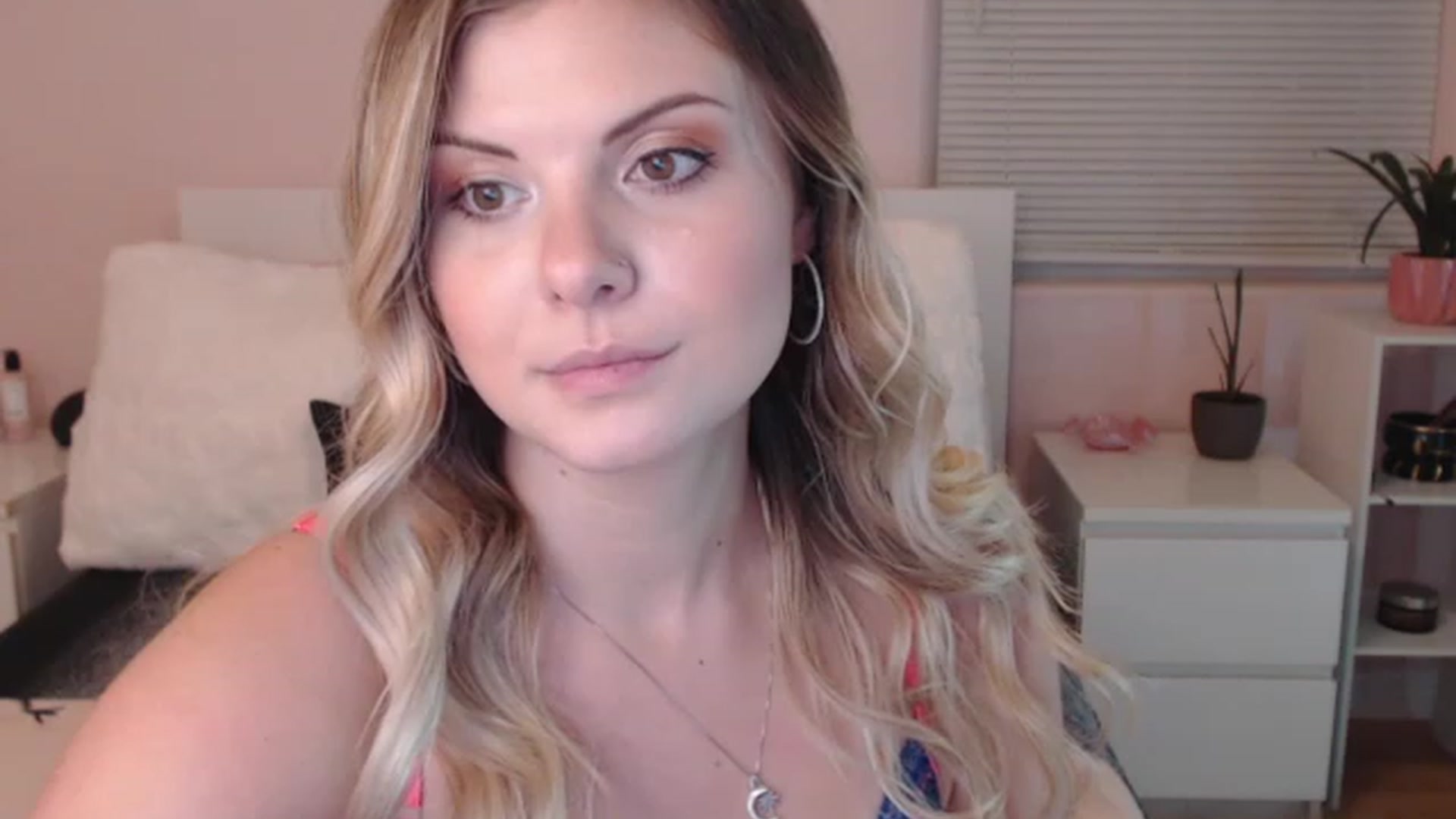 Gallery image thumbnail from Maddz_Jo's myfreecams stream on, 06/03/2023, 03:58 image 17 of 20