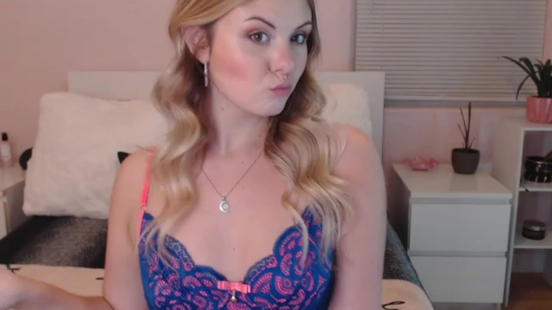 Gallery image thumbnail from Maddz_Jo's myfreecams stream on, 06/03/2023, 03:58 image 10 of 20