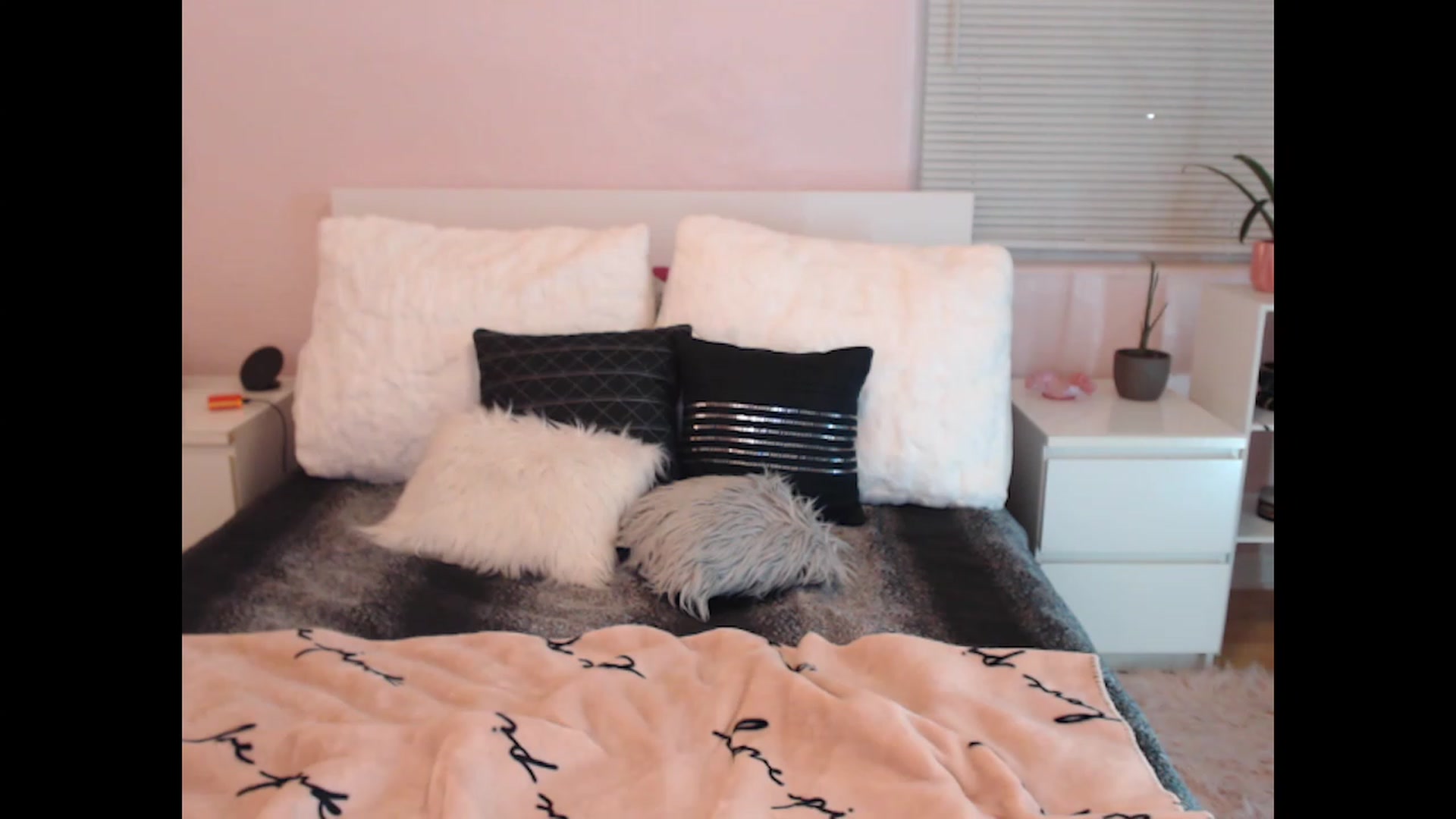 Gallery image thumbnail from Maddz_Jo's myfreecams stream on, 06/10/2023, 08:18 image 13 of 20