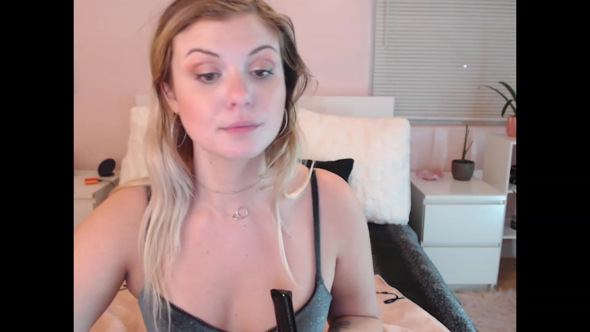 Gallery image thumbnail from Maddz_Jo's myfreecams stream on, 06/10/2023, 08:18 image 16 of 20
