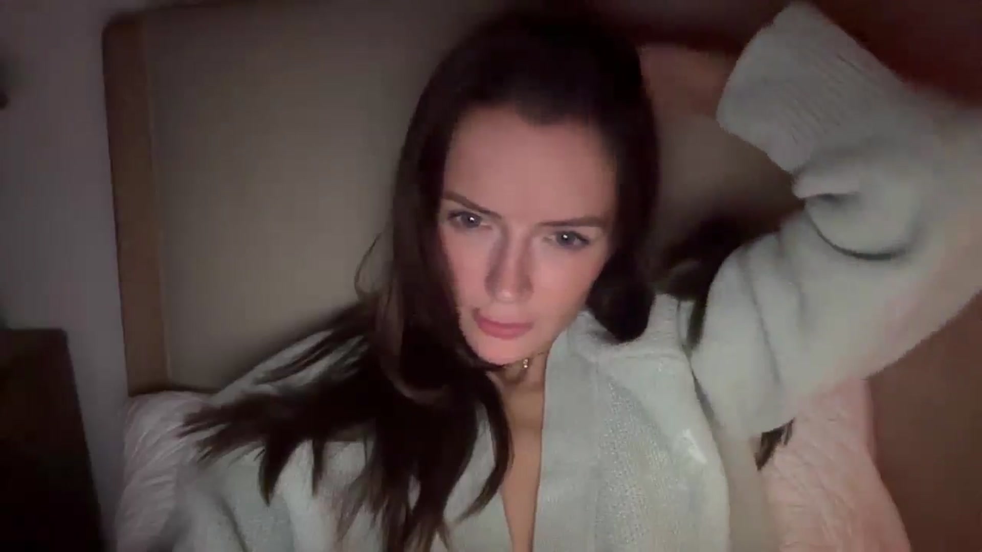 Gallery image thumbnail from MadeYouMissMe's myfreecams stream on, 03/30/2025, 24:33 image 13 of 20