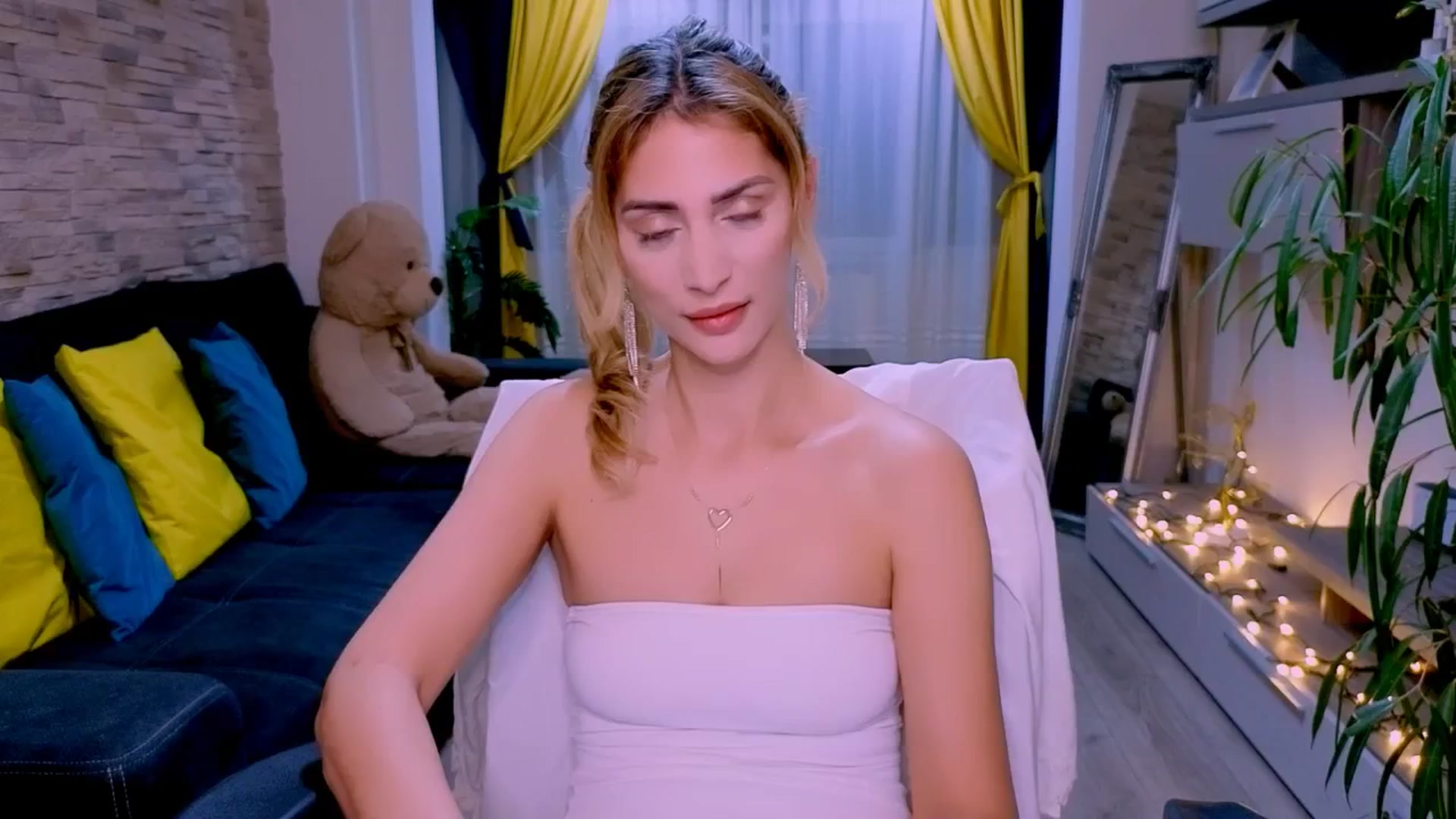 Gallery image thumbnail from MadieRoberts's myfreecams stream on, 12/24/2025, 23:38 image 6 of 20
