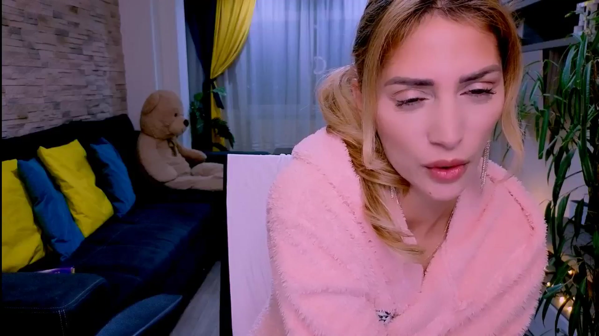 Gallery image thumbnail from MadieRoberts's myfreecams stream on, 12/25/2025, 24:00 image 18 of 20