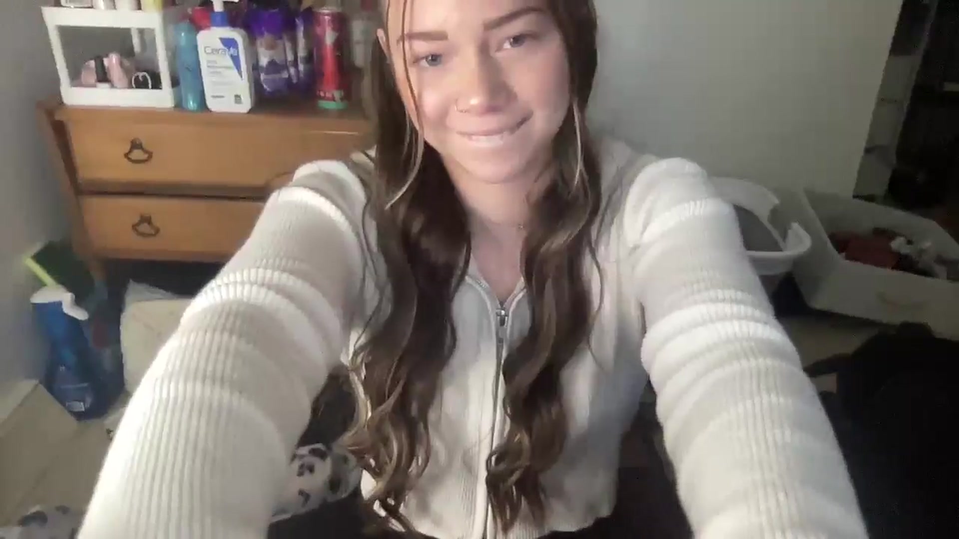 Gallery image thumbnail from Madisonfoxx69's myfreecams stream on, 04/24/2025, 20:20 image 14 of 20